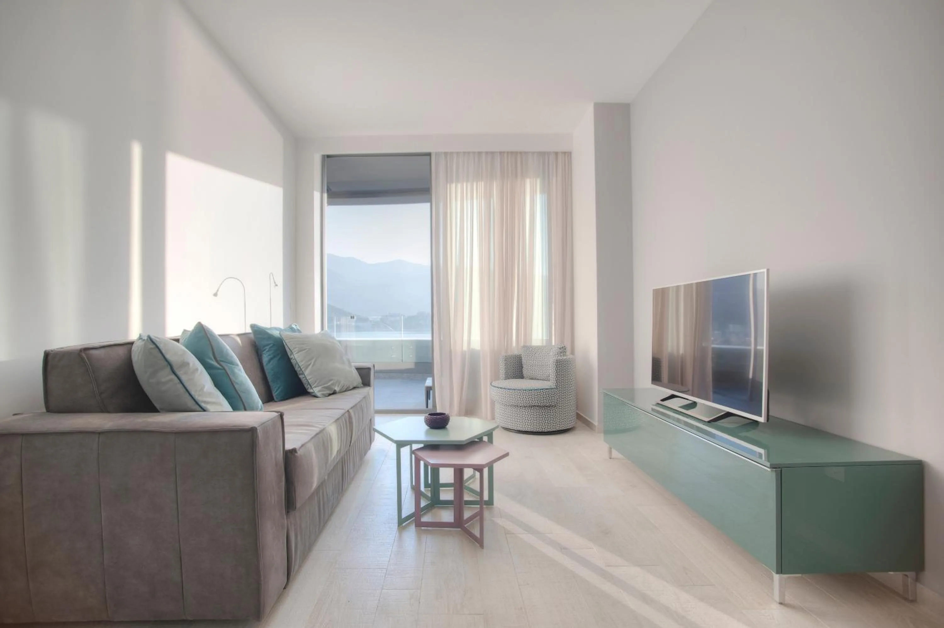 TV and multimedia in Royal Gardens Paradise