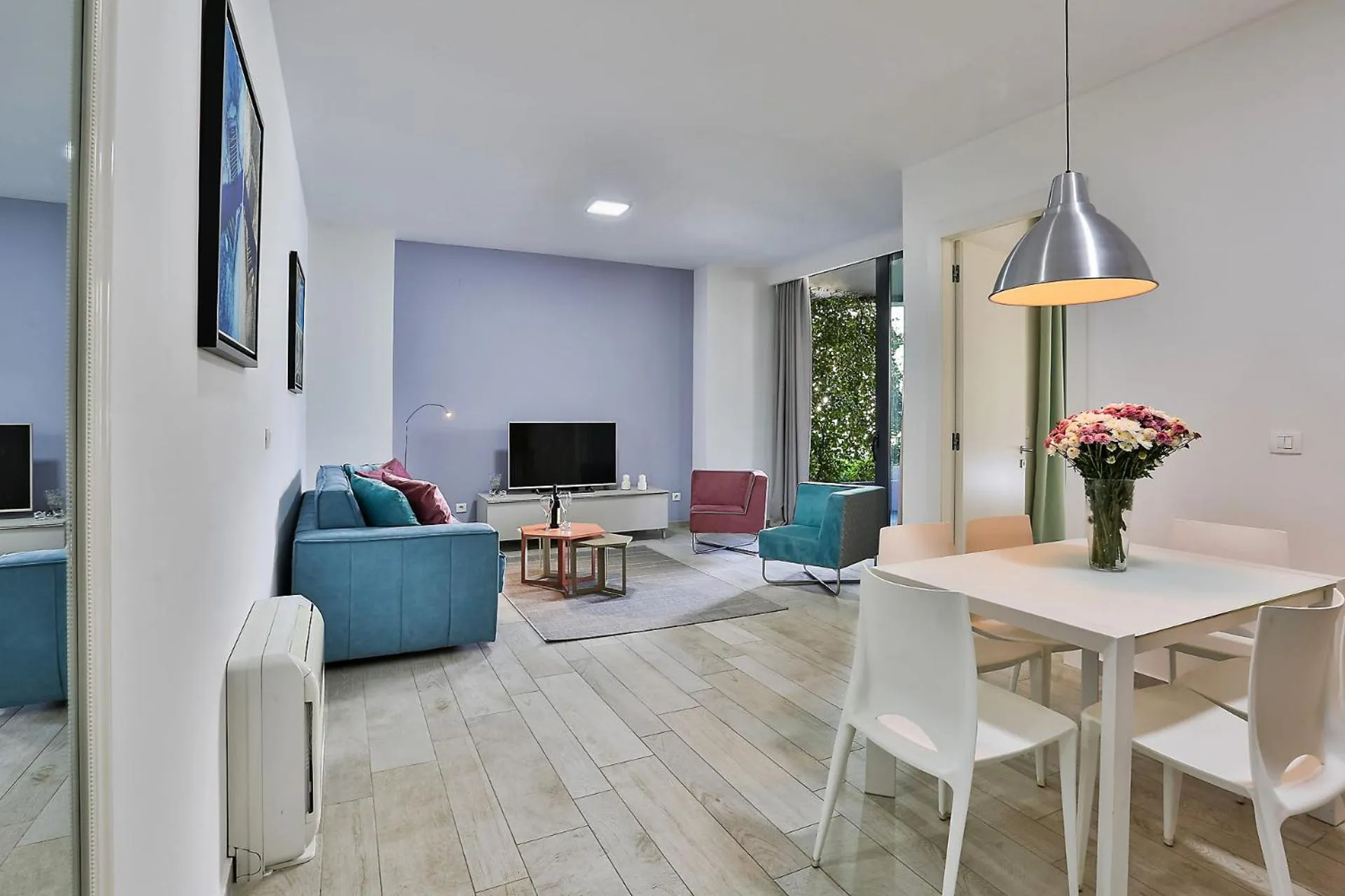 TV and multimedia in Royal Gardens Paradise