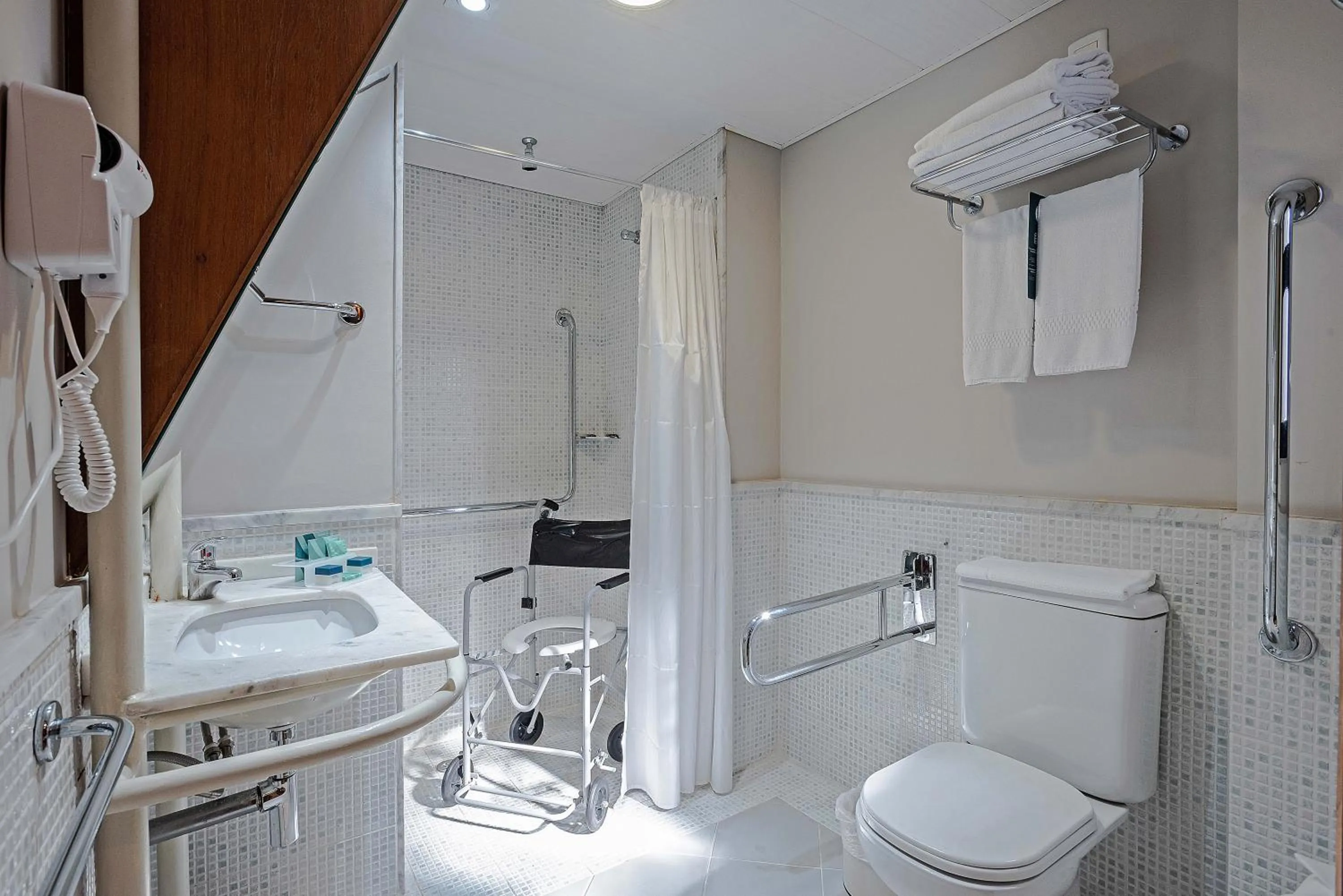 Toilet in Slaviero Curitiba Batel