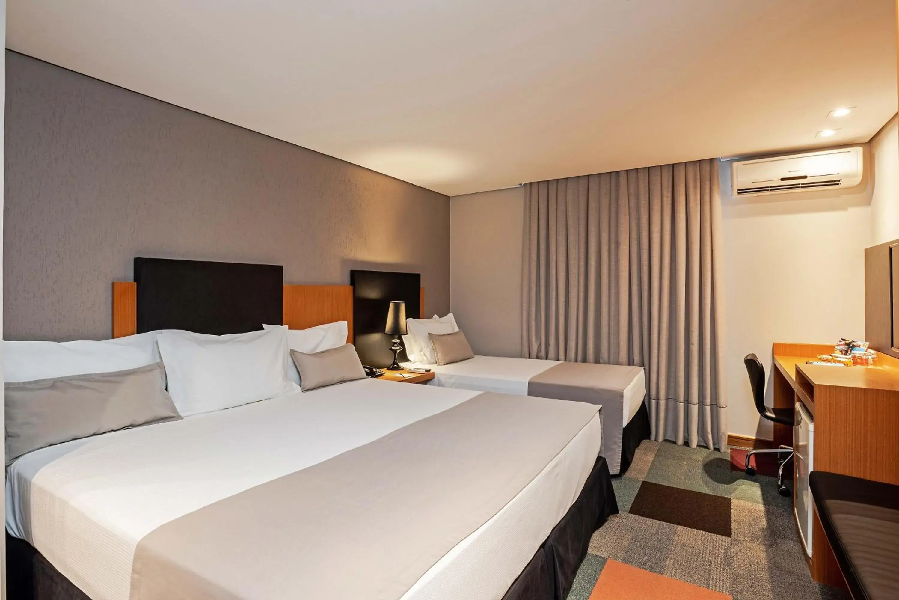 Photo of the whole room, Bed in Slaviero Curitiba Batel Photo of the whole room, Bed in Slaviero Curitiba Batel