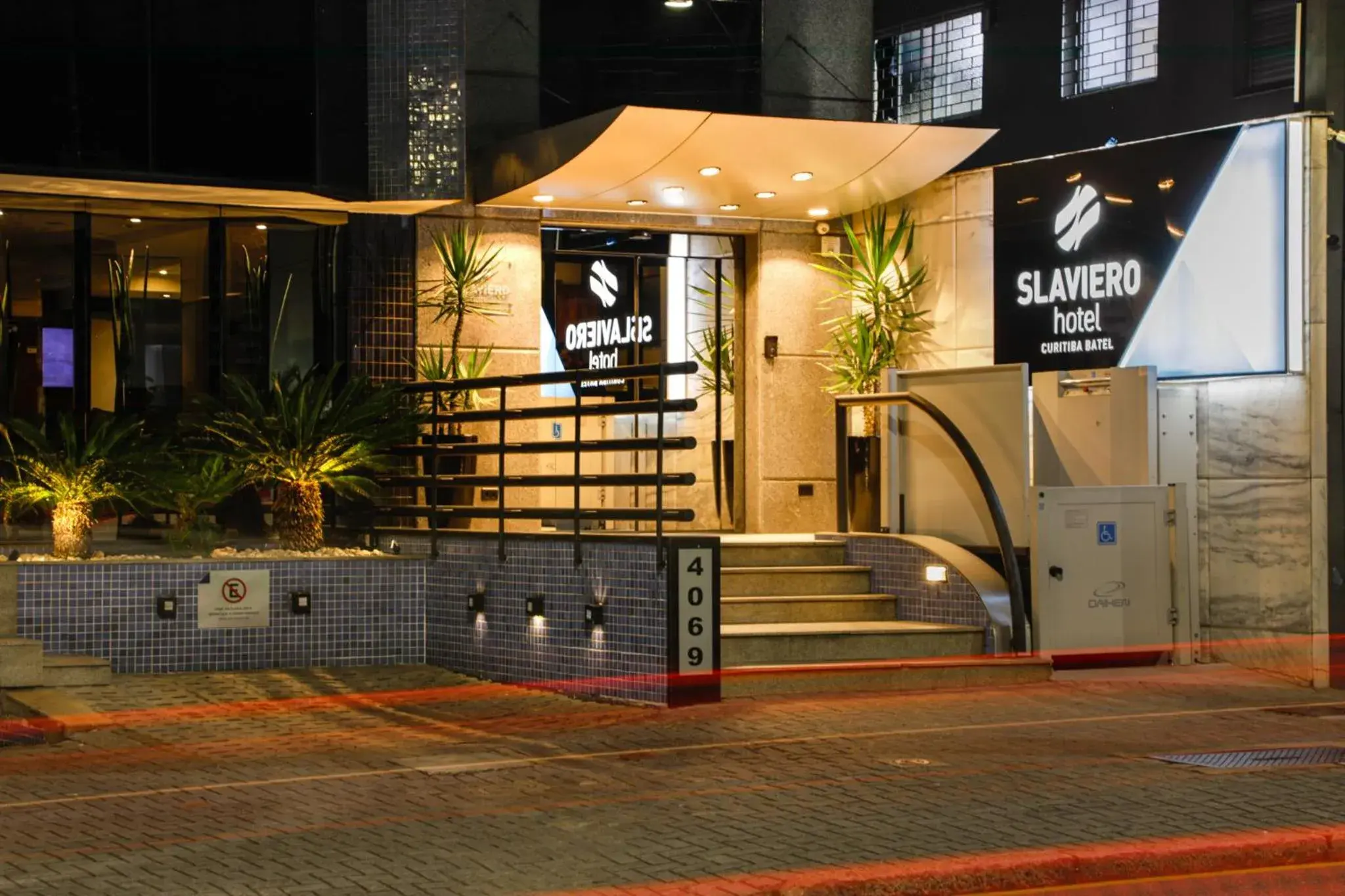 Facade/entrance in Slaviero Curitiba Batel Facade/entrance in Slaviero Curitiba Batel