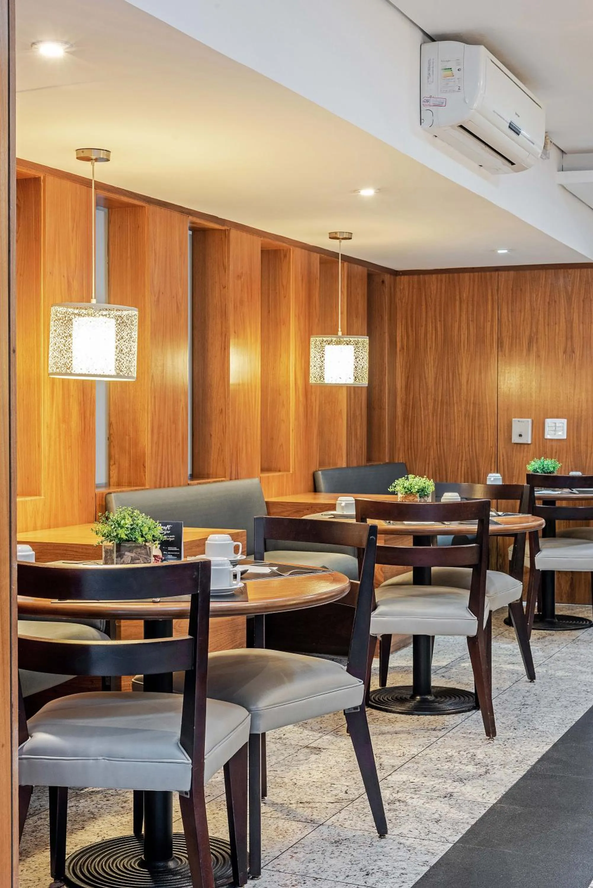 Restaurant/places to eat in Slaviero Curitiba Batel