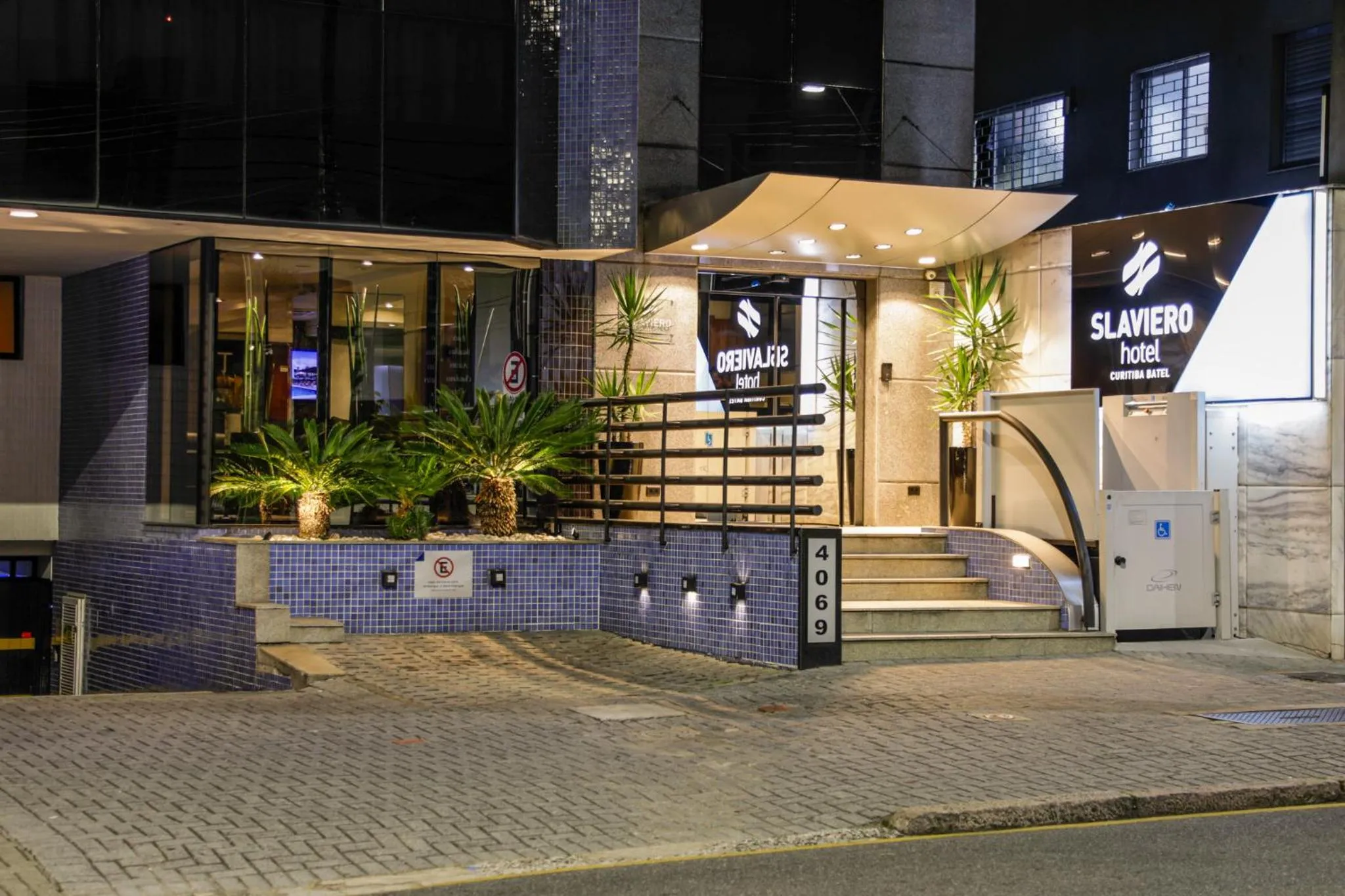 Facade/entrance in Slaviero Curitiba Batel