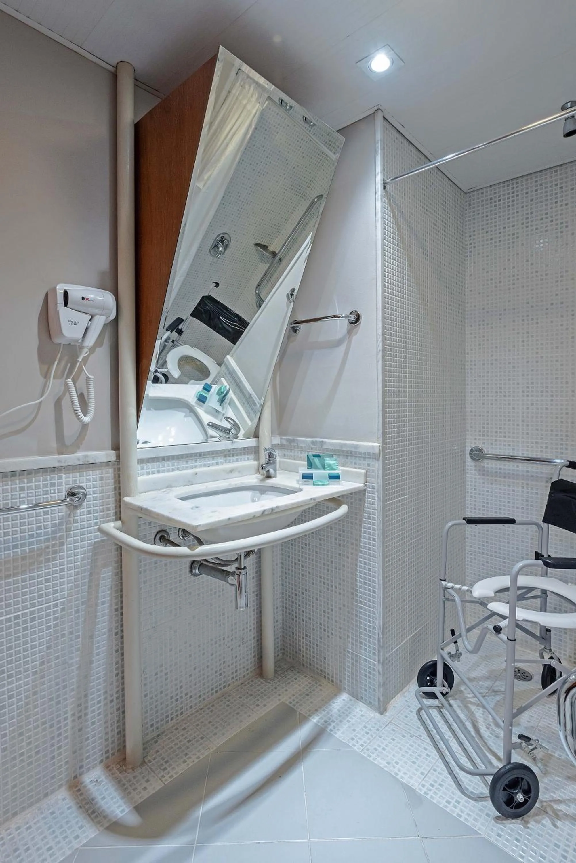 Toilet in Slaviero Curitiba Batel