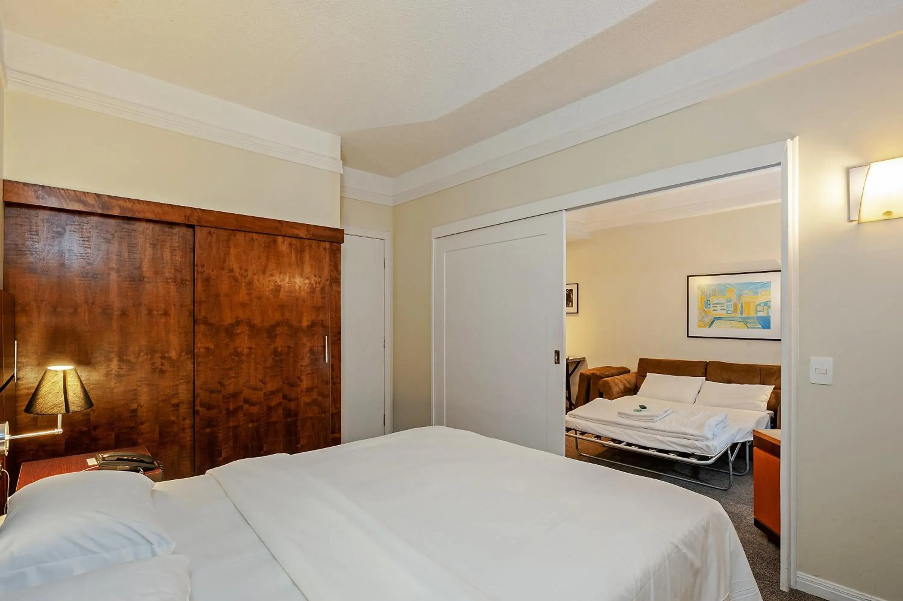 Quarto casal superior com 1 cama casal e 1 sofá cama - single occupancy in Slaviero Curitiba Shopping Quarto casal superior com 1 cama casal e 1 sofá cama - single occupancy in Slaviero Curitiba Shopping