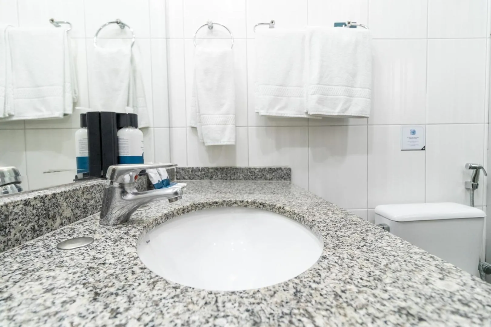 Bathroom in Slaviero Curitiba Shopping