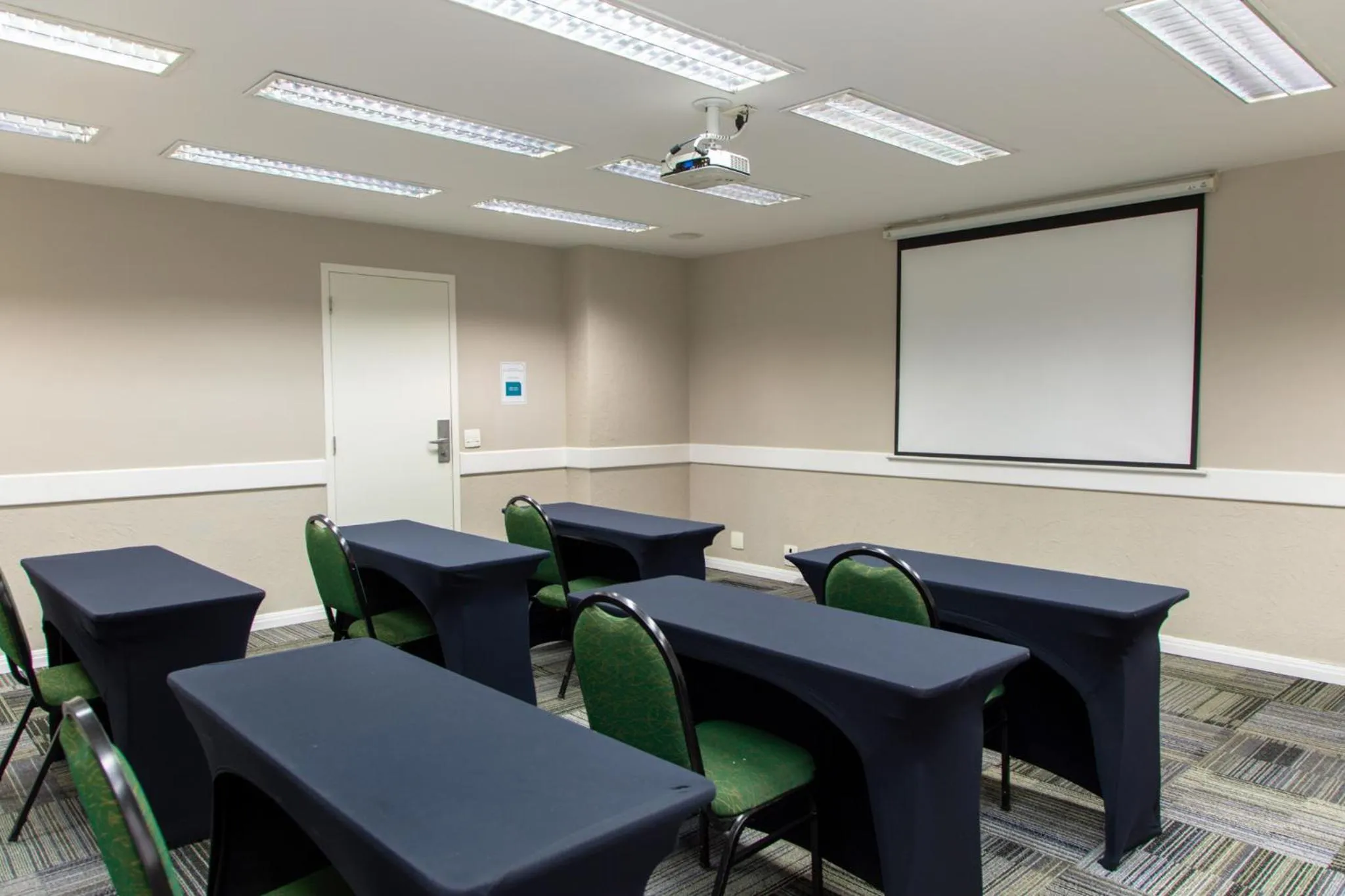 Business facilities in Slaviero Curitiba Shopping