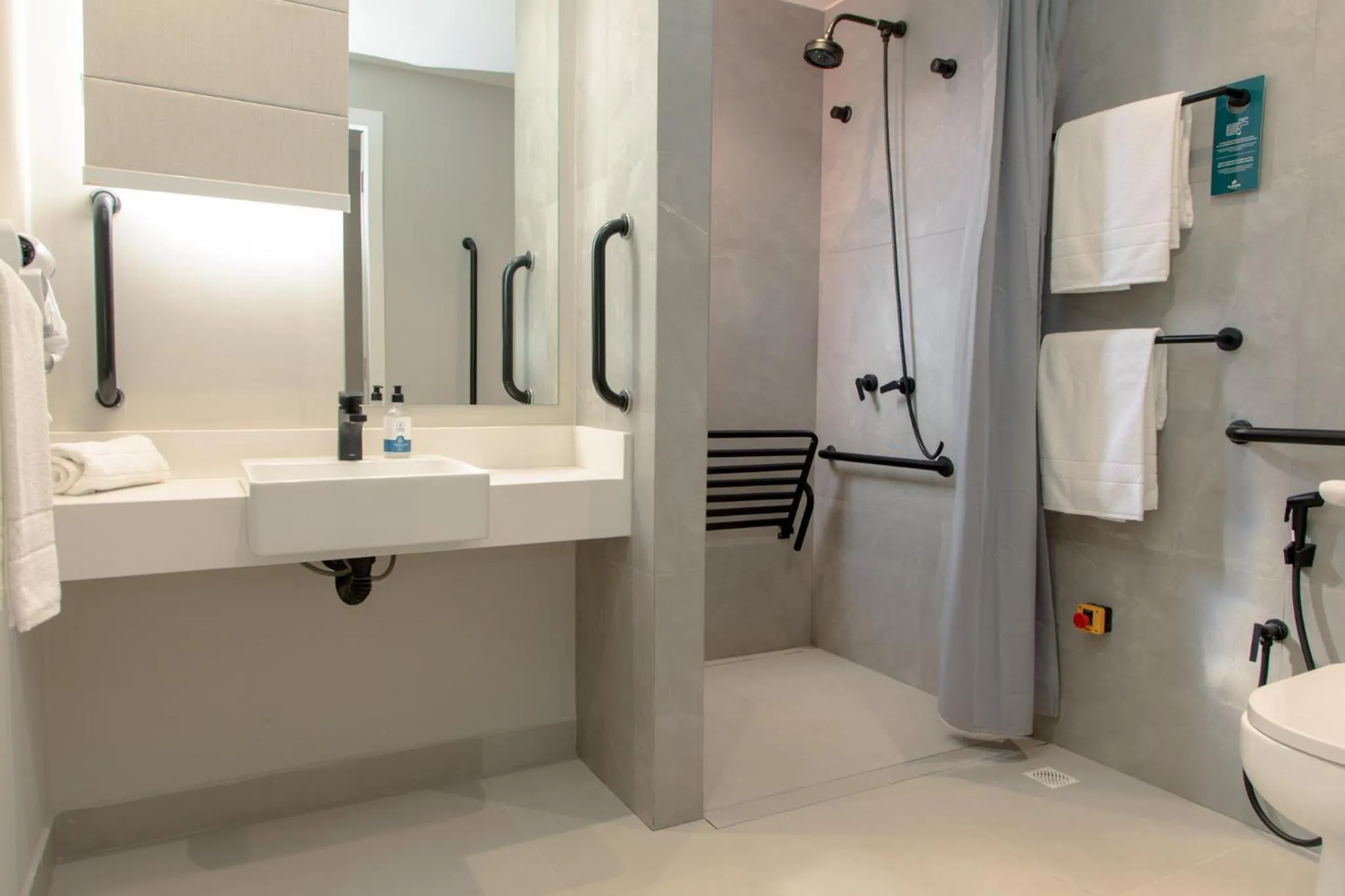 Bathroom in Slaviero Curitiba Shopping