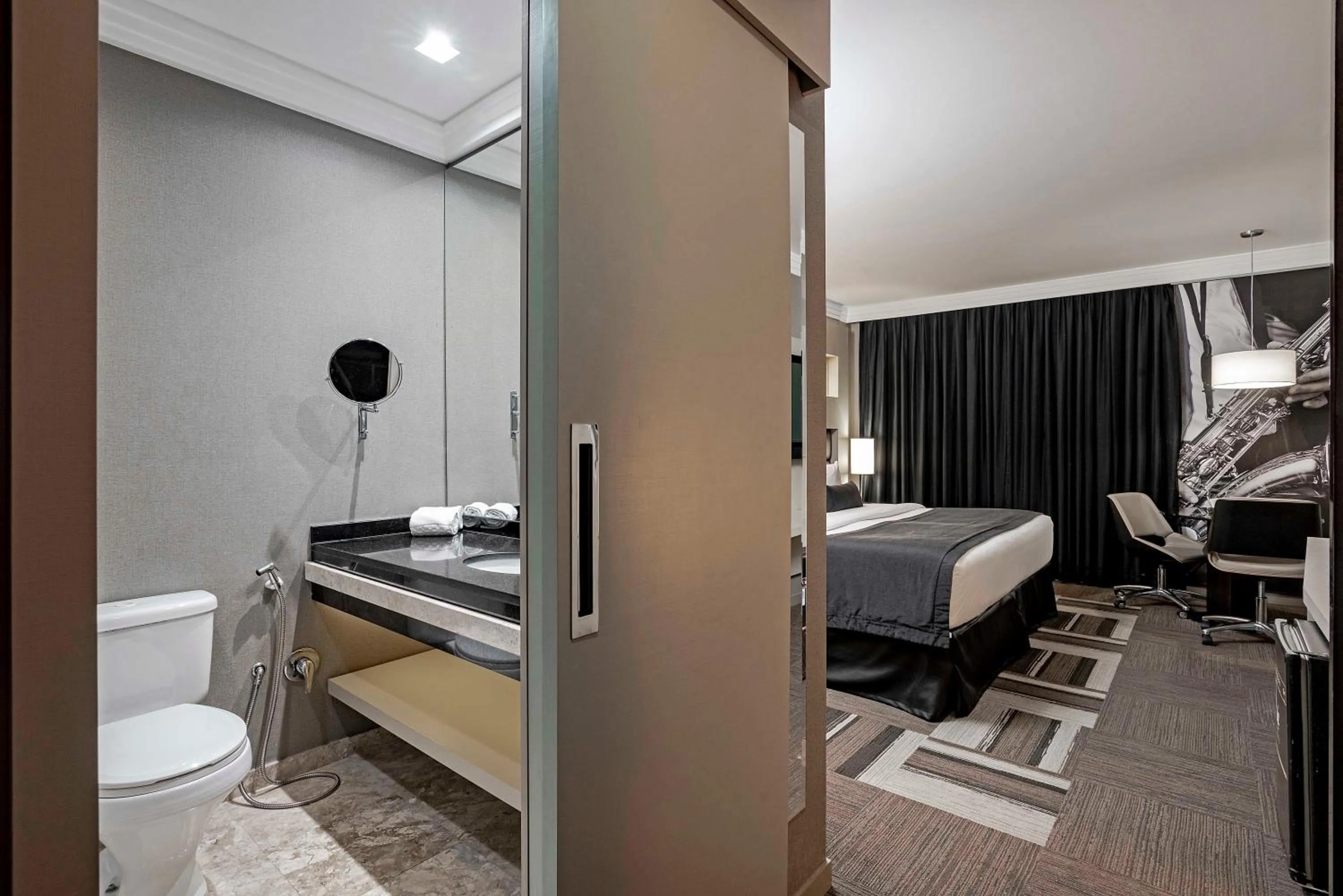 Bathroom, Bed in Full Jazz by Slaviero Hotéis