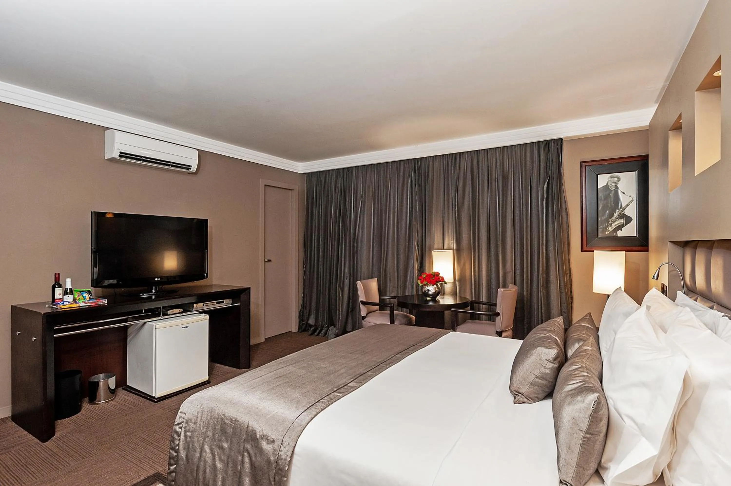 Photo of the whole room, Bed in Full Jazz by Slaviero Hotéis