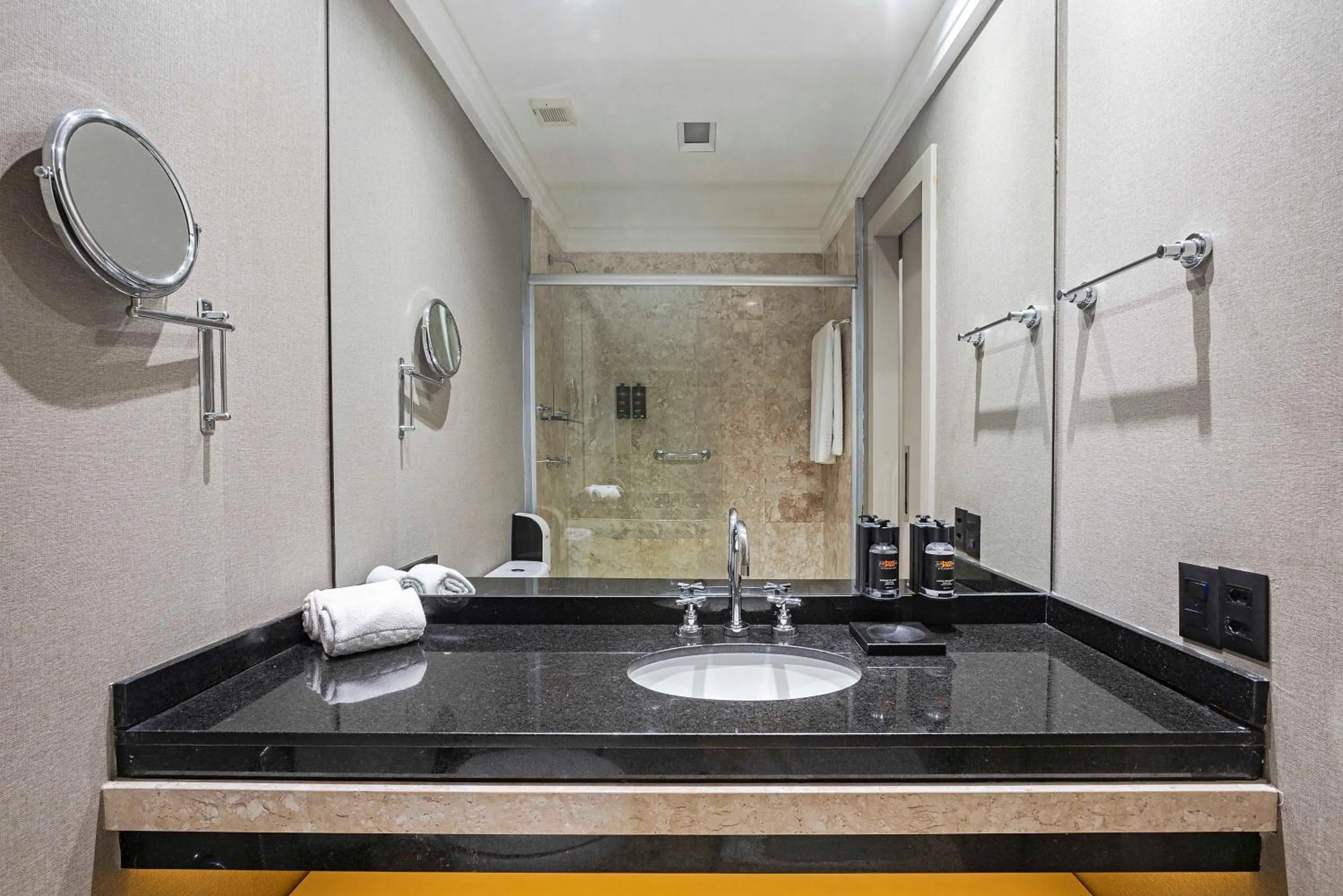 Bathroom in Full Jazz by Slaviero Hotéis