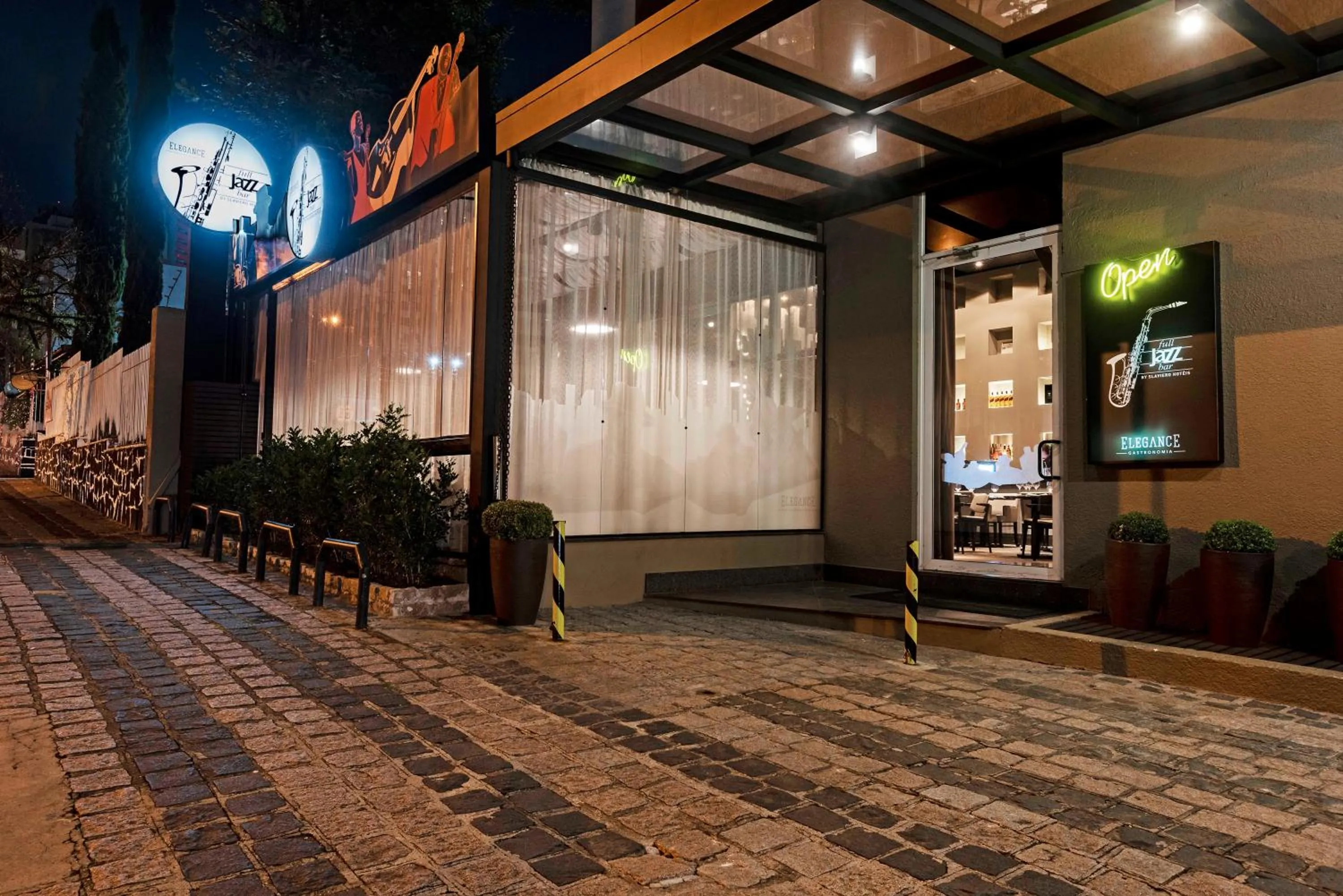 Facade/entrance in Full Jazz by Slaviero Hotéis