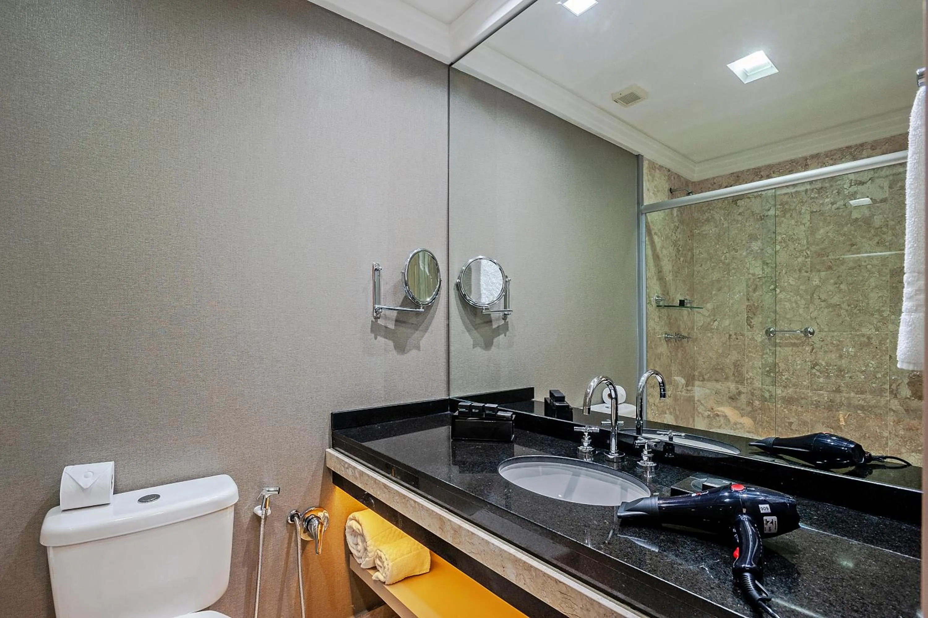 Bathroom in Full Jazz by Slaviero Hotéis