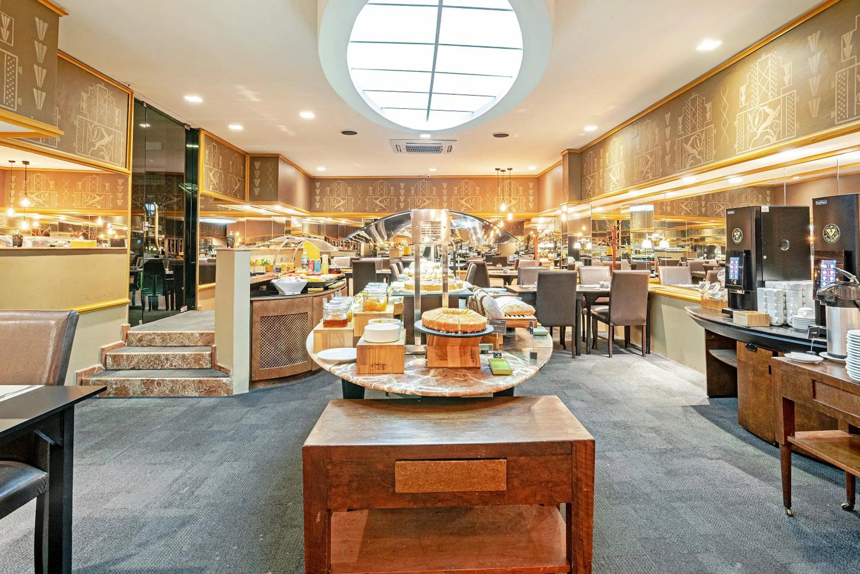 Restaurant/places to eat in Slaviero Curitiba Centro