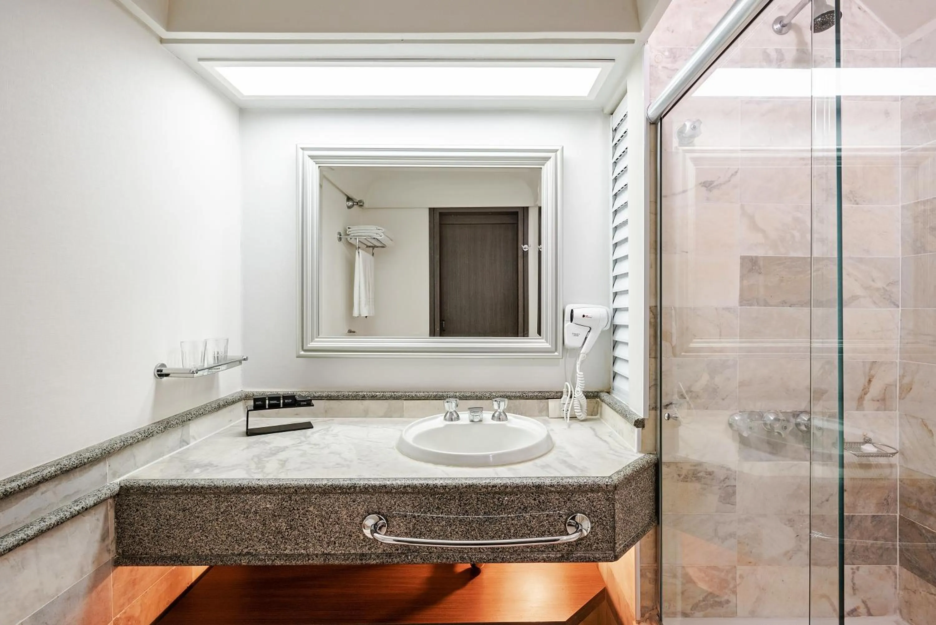 Toilet in Slaviero Curitiba Centro