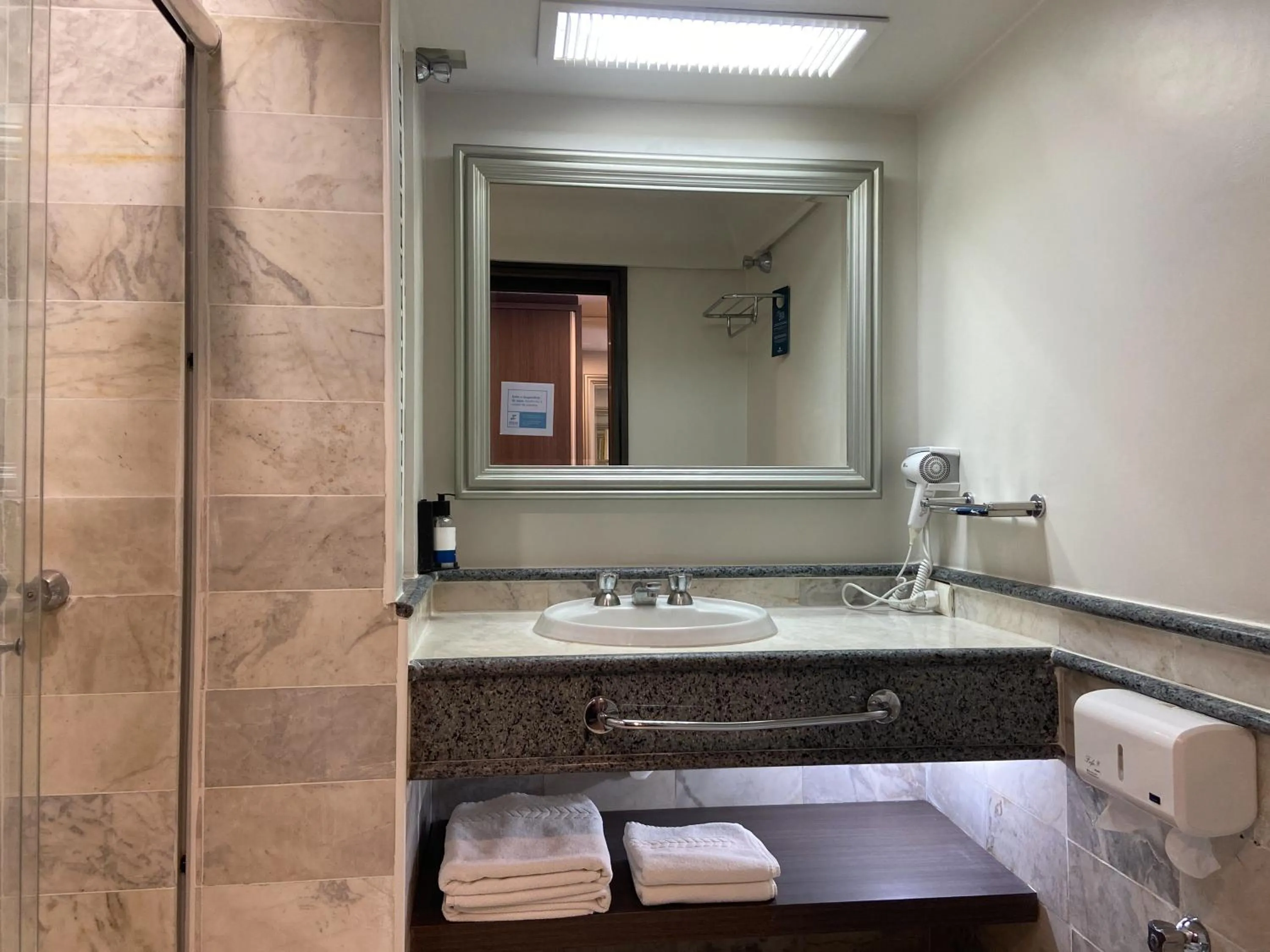 Bathroom in Slaviero Curitiba Centro