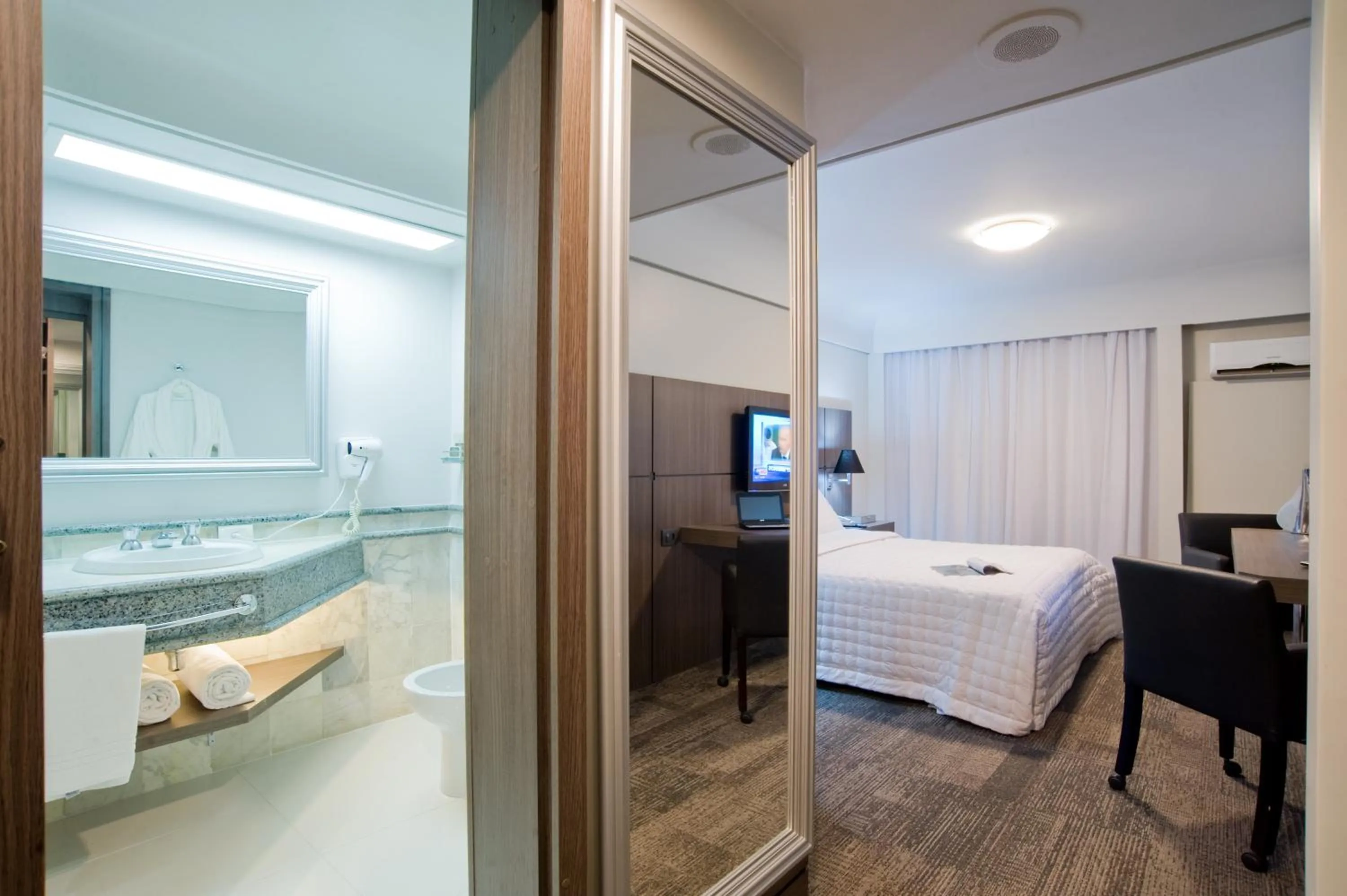 Photo of the whole room, Bed in Slaviero Curitiba Centro