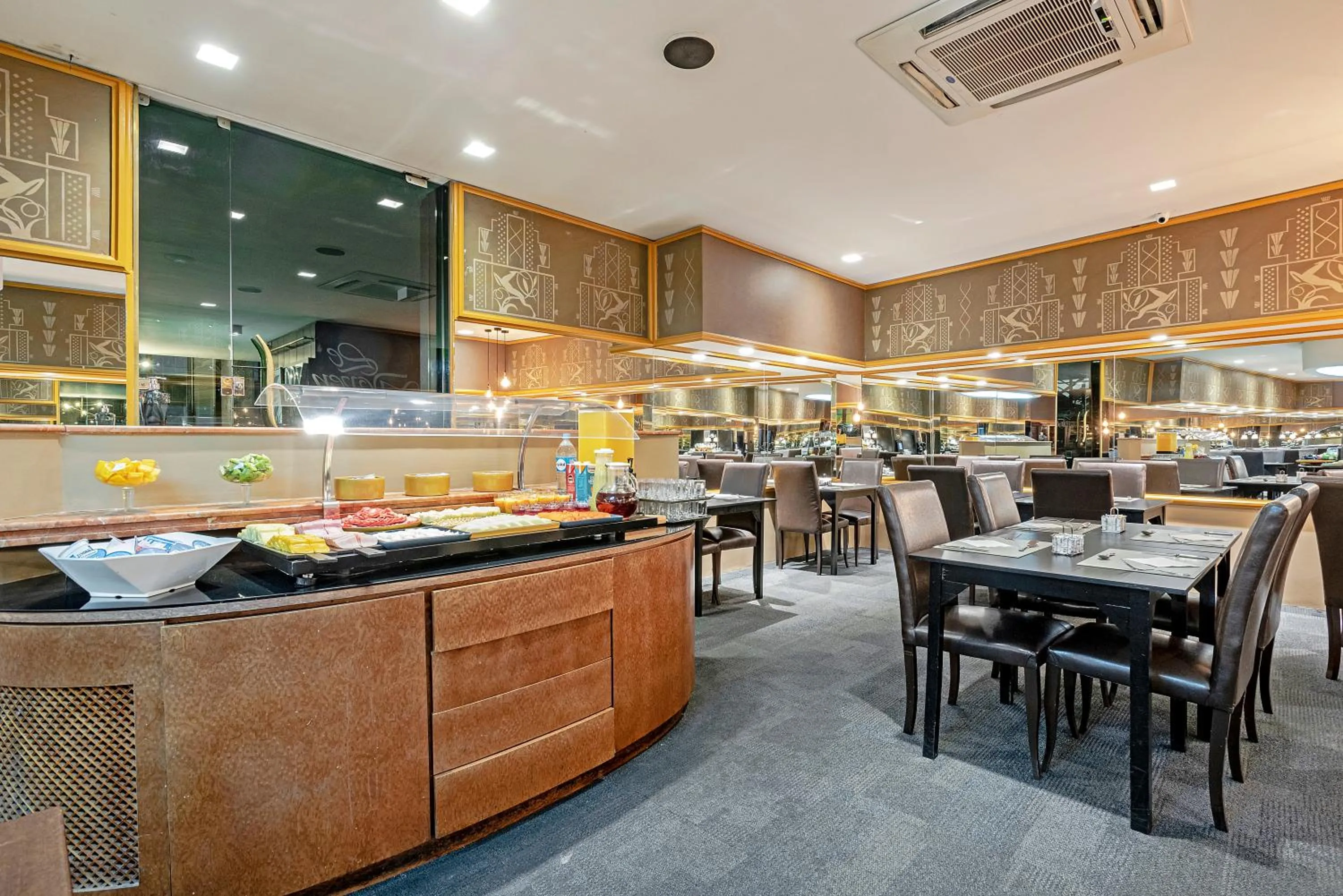 Restaurant/places to eat in Slaviero Curitiba Centro