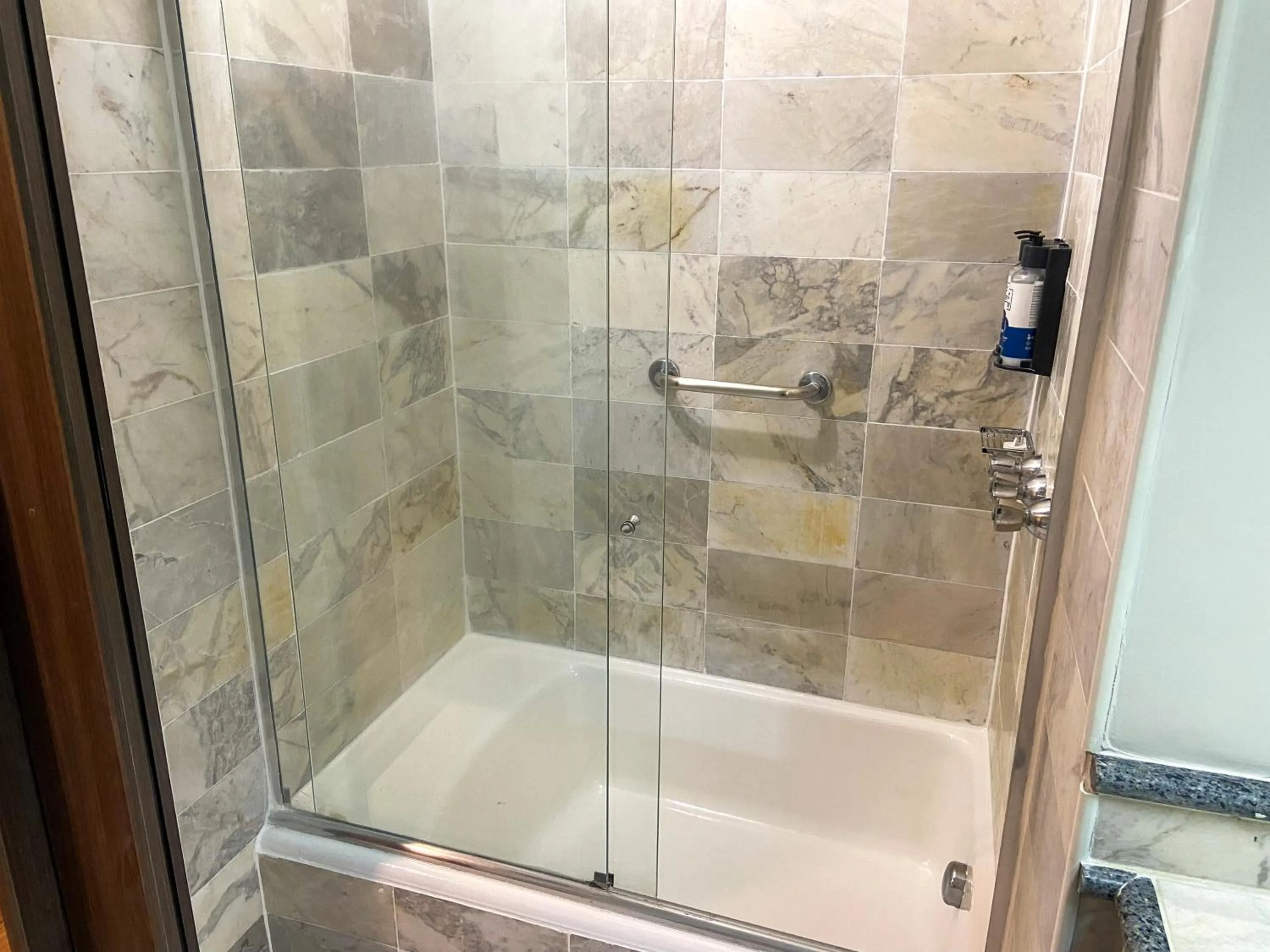 Shower in Slaviero Curitiba Centro