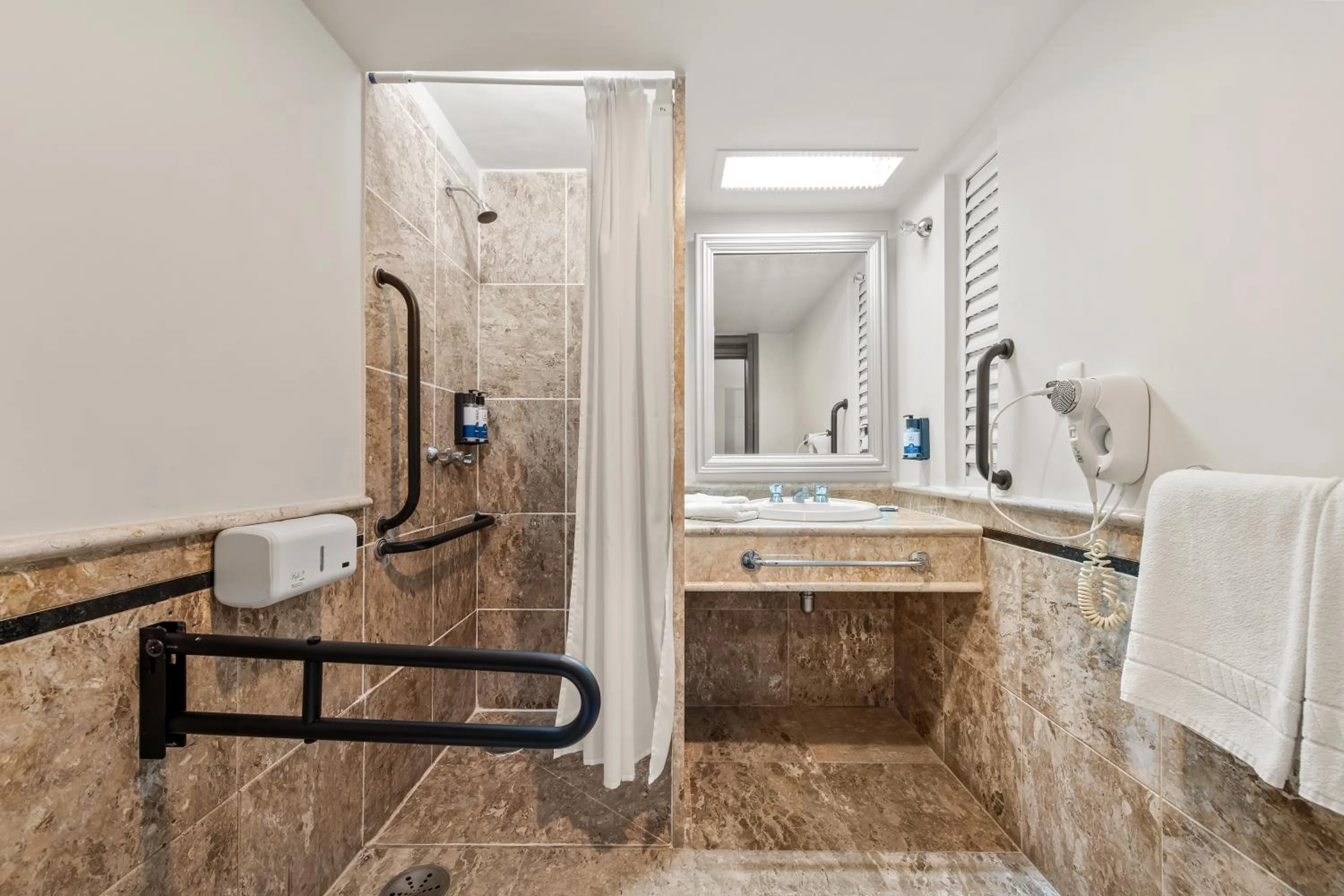 Shower in Slaviero Curitiba Centro