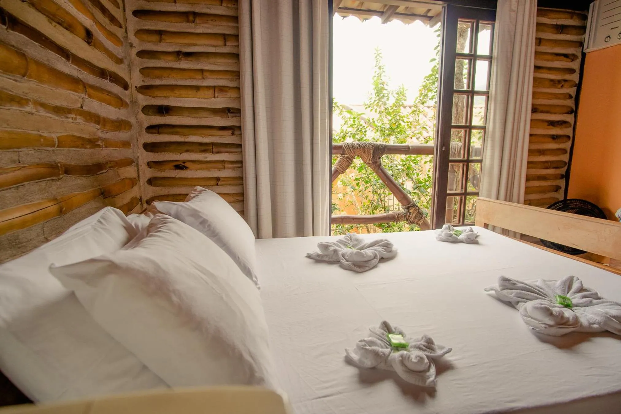 Photo of the whole room, Bed in Mar da Lua