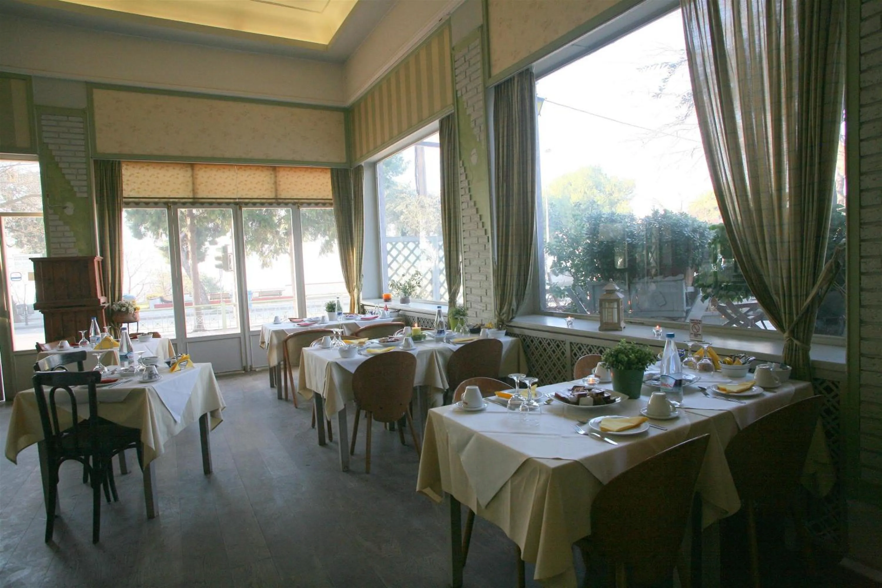 Restaurant/places to eat in Oceanis