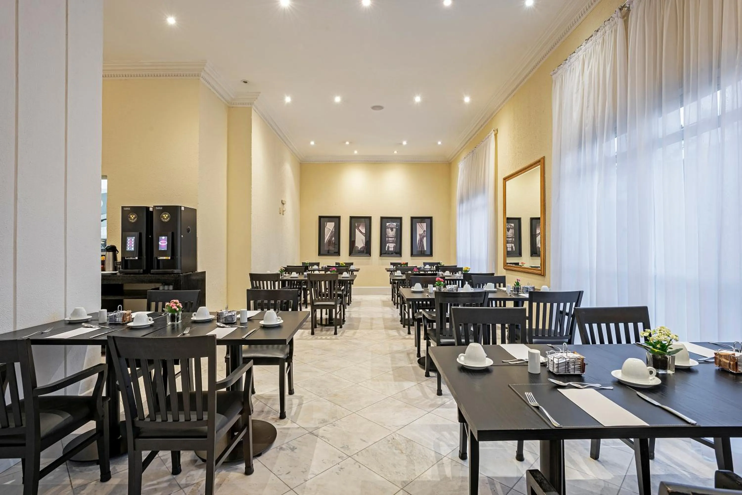 Restaurant/places to eat in Rockefeller by Slaviero Hotéis