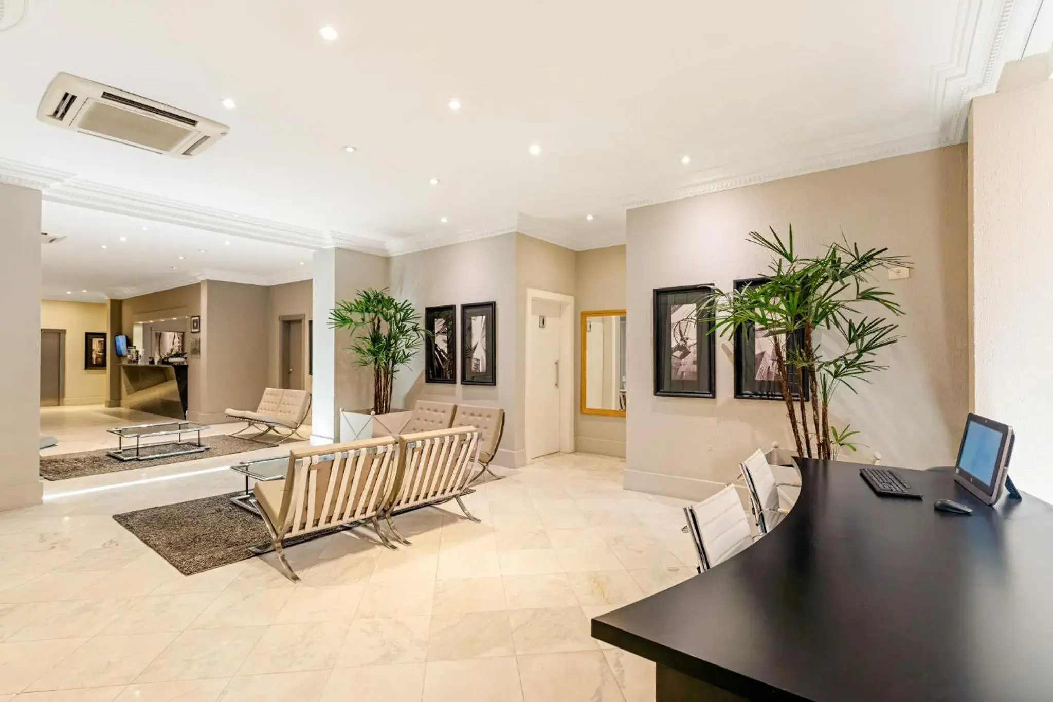 Lobby or reception in Rockefeller by Slaviero Hotéis Lobby or reception in Rockefeller by Slaviero Hotéis