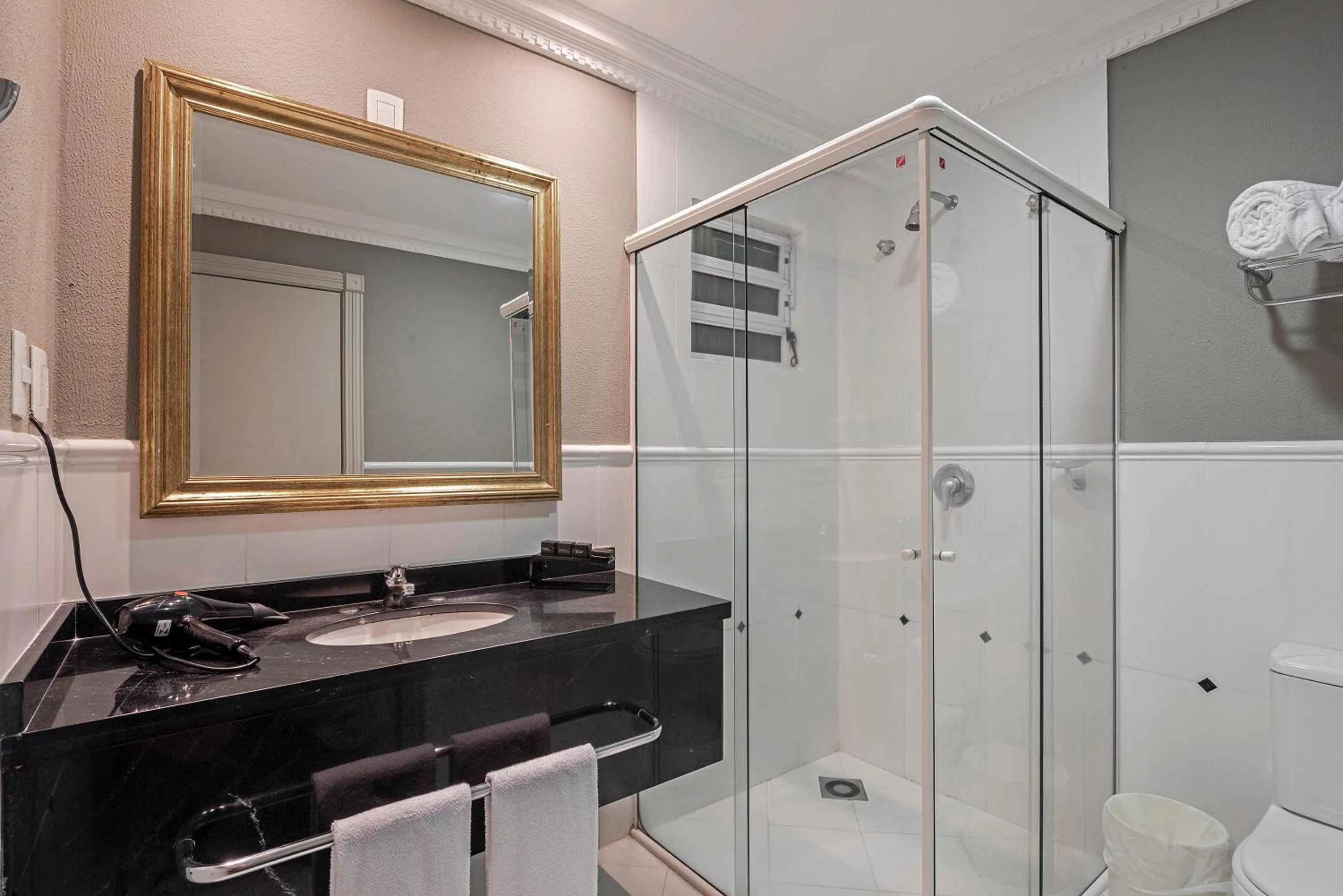 Shower in Rockefeller by Slaviero Hotéis