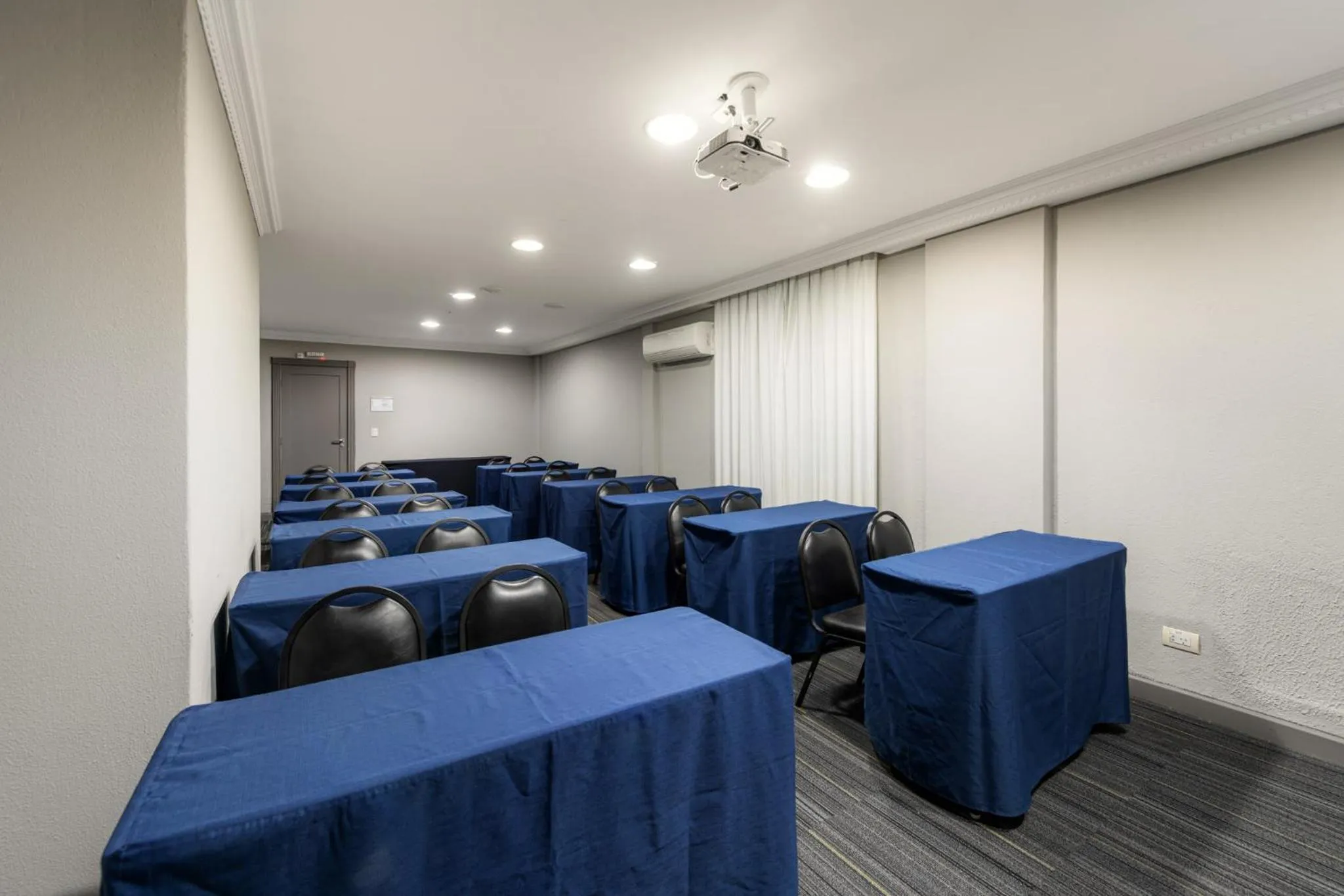 Banquet/Function facilities in Rockefeller by Slaviero Hotéis