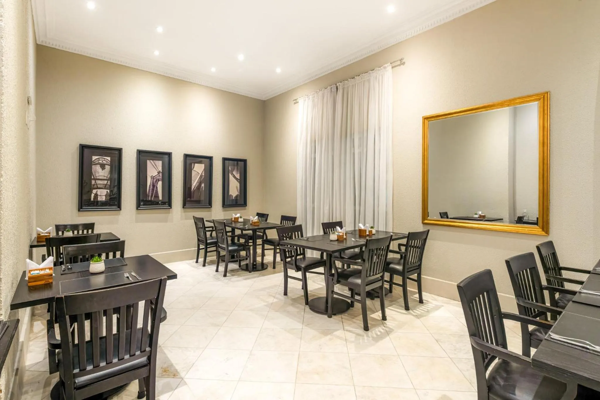 Restaurant/places to eat in Rockefeller by Slaviero Hotéis