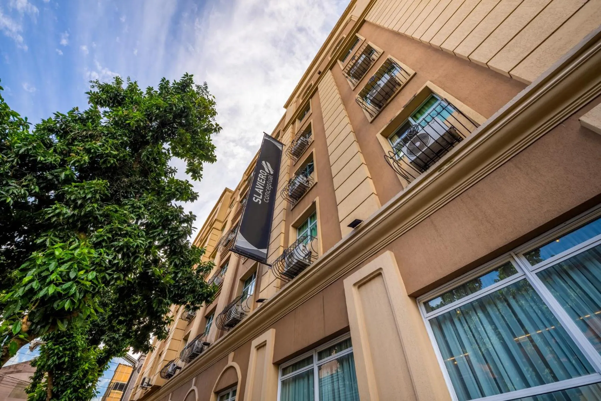 Property building in Rockefeller by Slaviero Hotéis