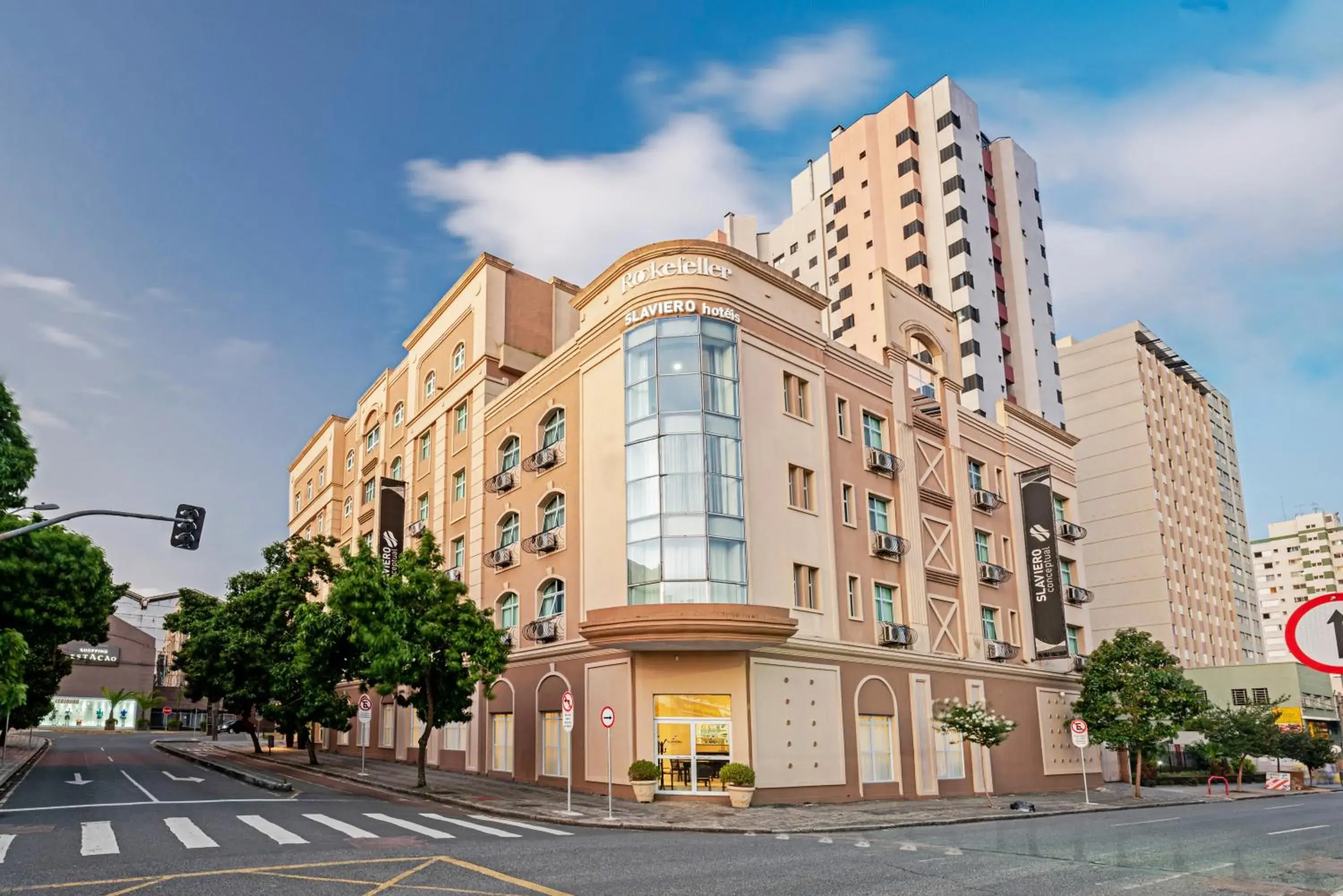 Property building in Rockefeller by Slaviero Hotéis Property building in Rockefeller by Slaviero Hotéis