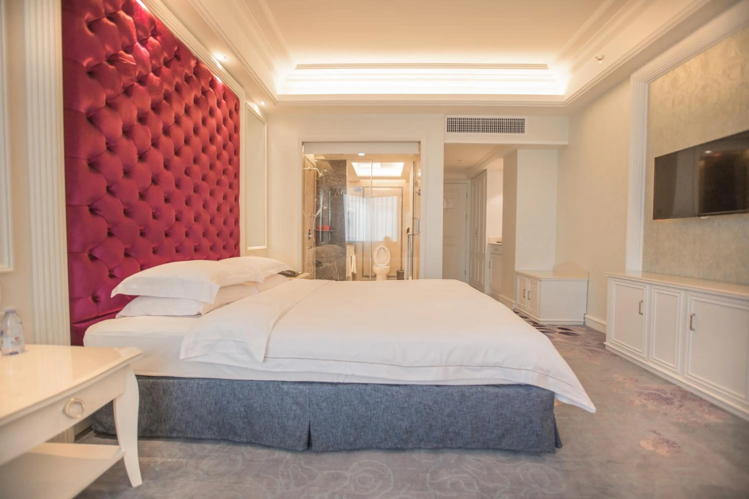 Bed in Pantower International Hotel