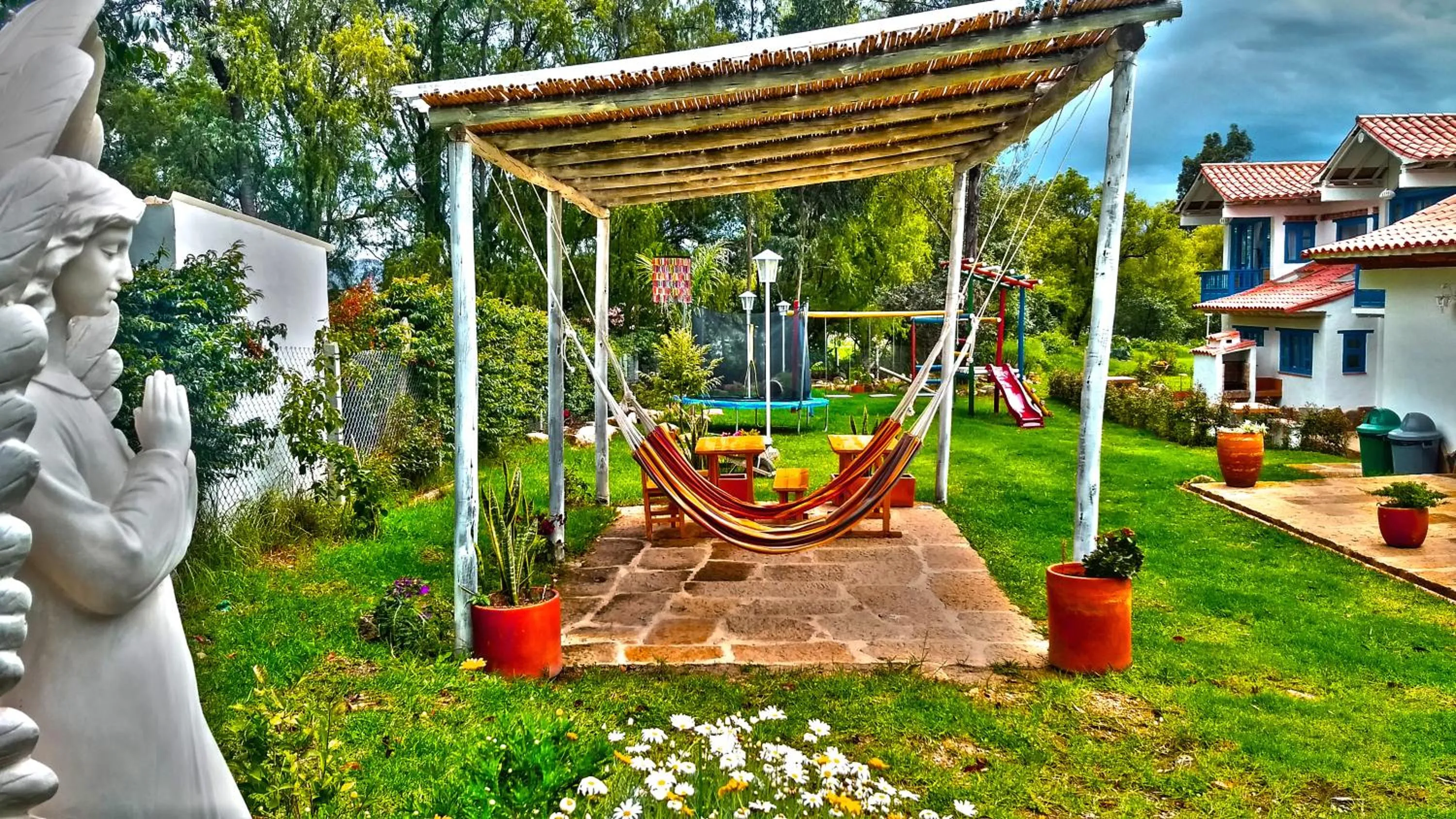 HOTEL & CABAÑAS CASHILUNA