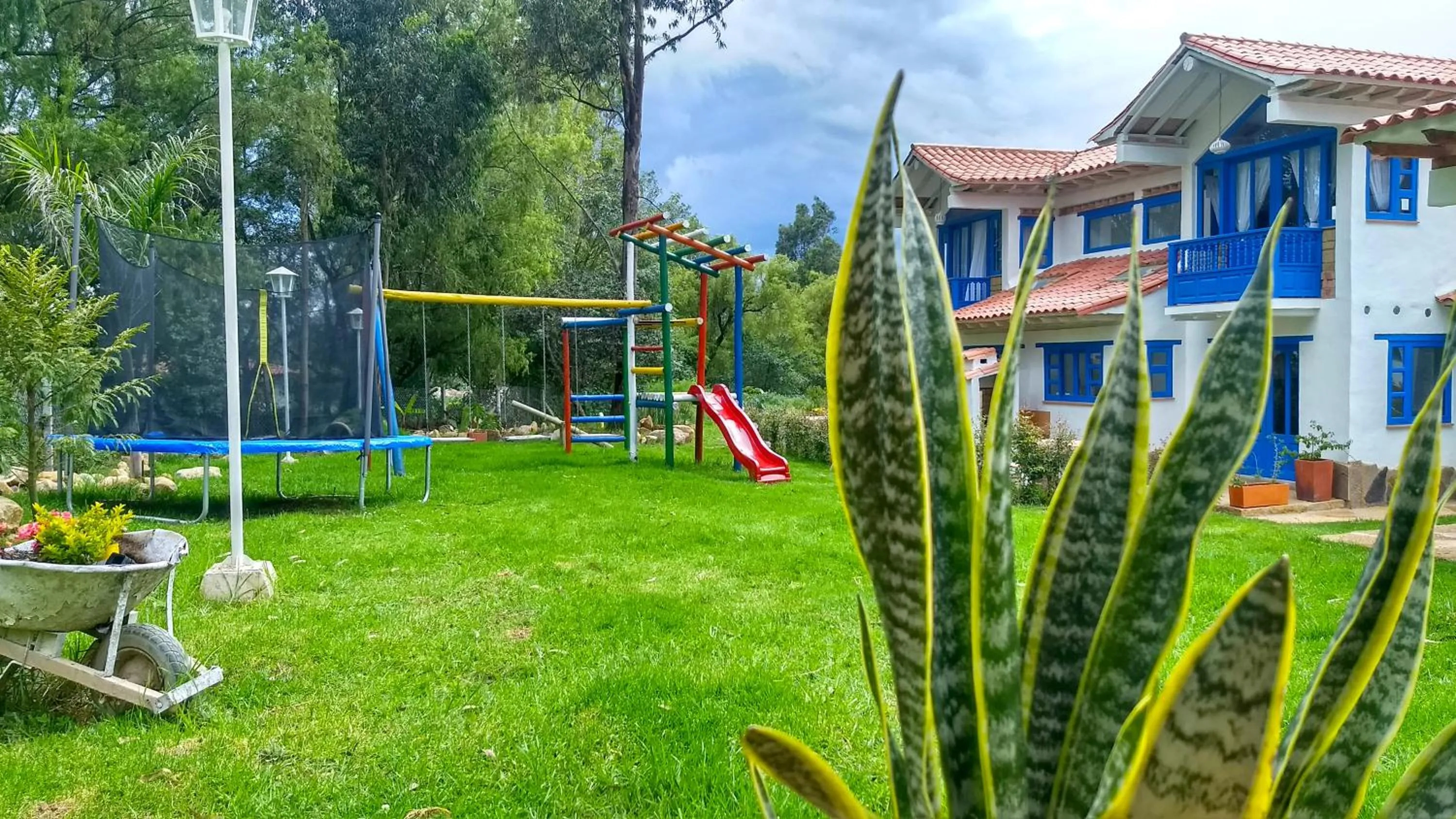 HOTEL & CABAÑAS CASHILUNA
