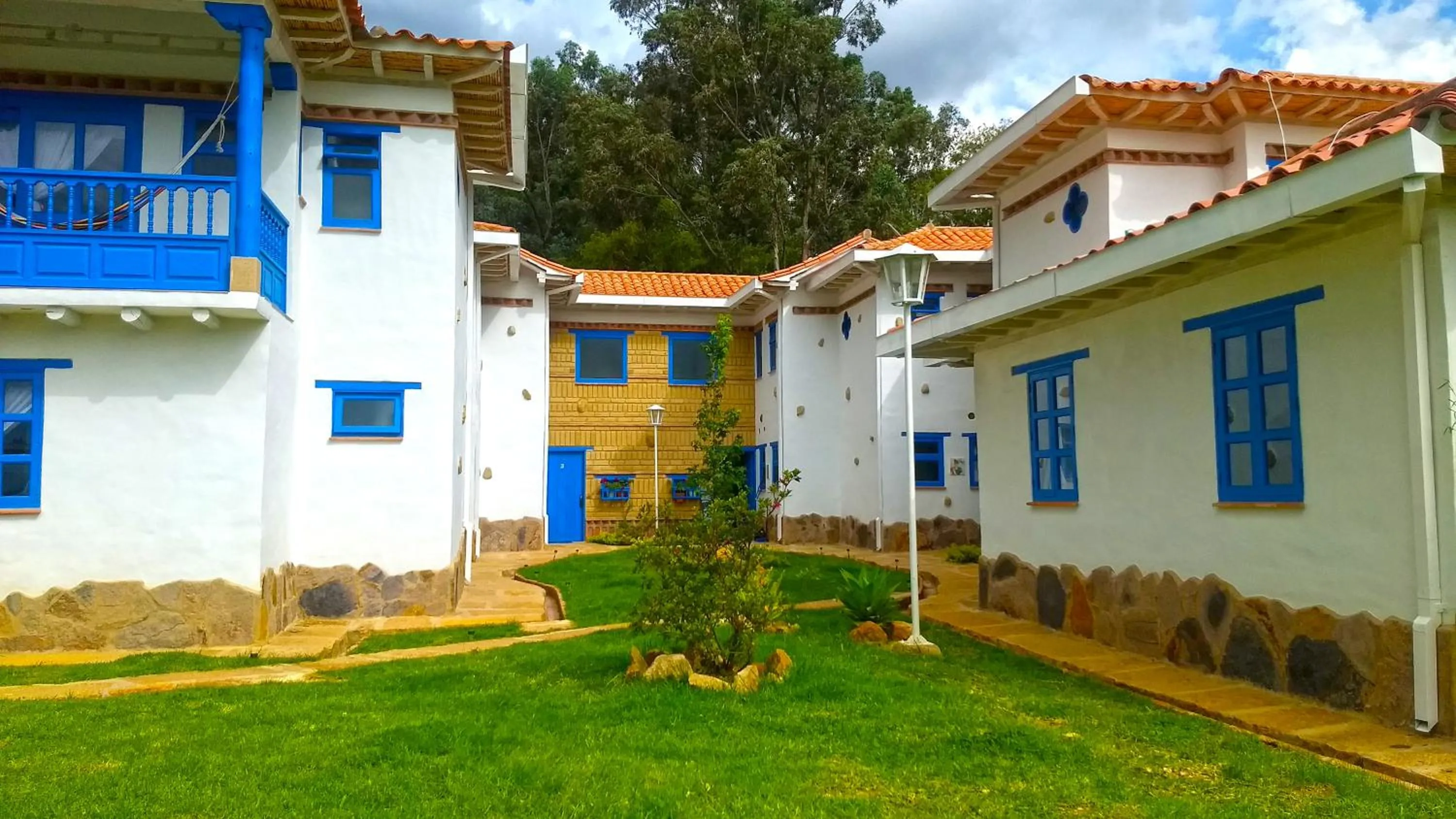HOTEL & CABAÑAS CASHILUNA