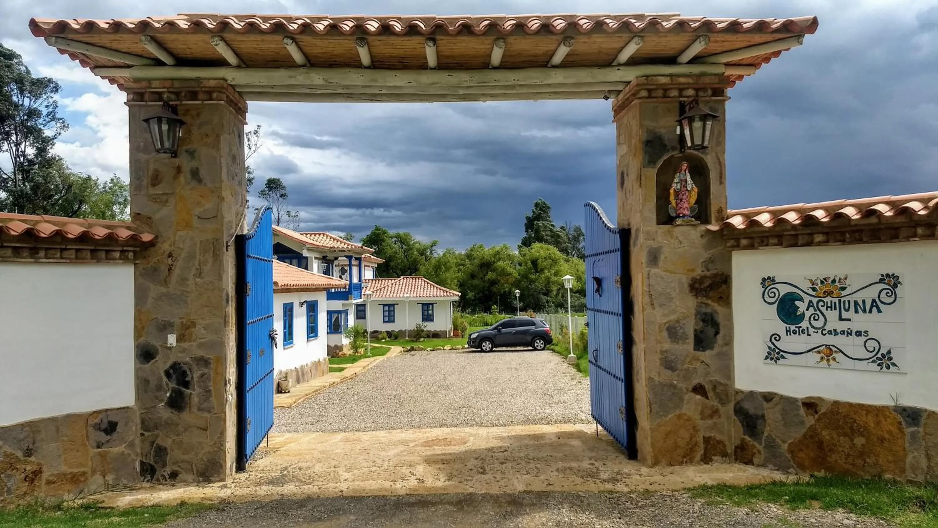 HOTEL & CABAÑAS CASHILUNA