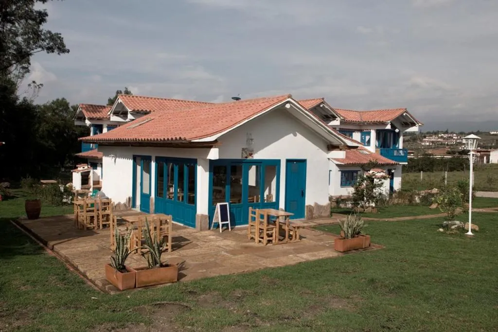 HOTEL & CABAÑAS CASHILUNA