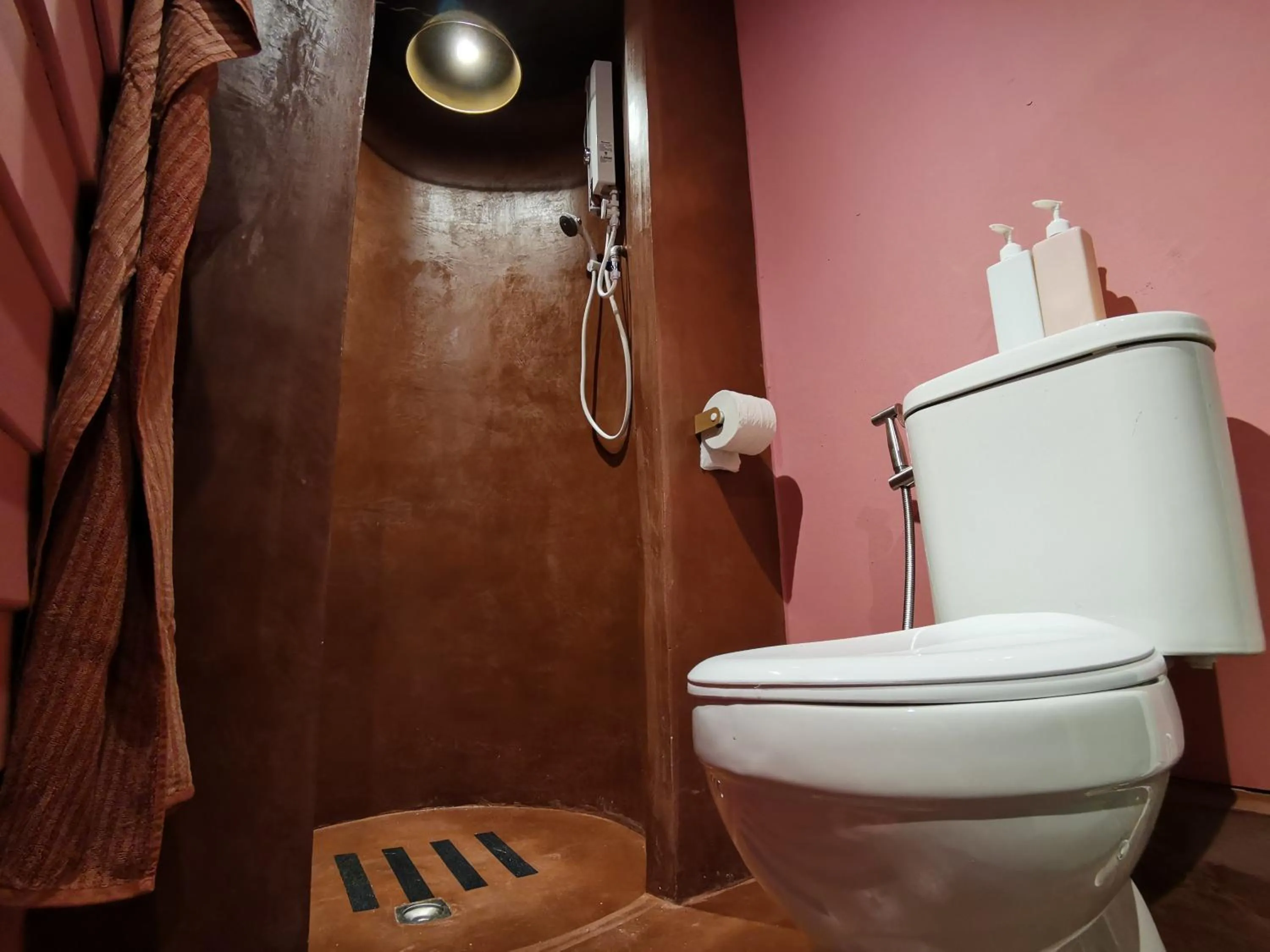 Shower in Heahtitude - Children Not Allowed