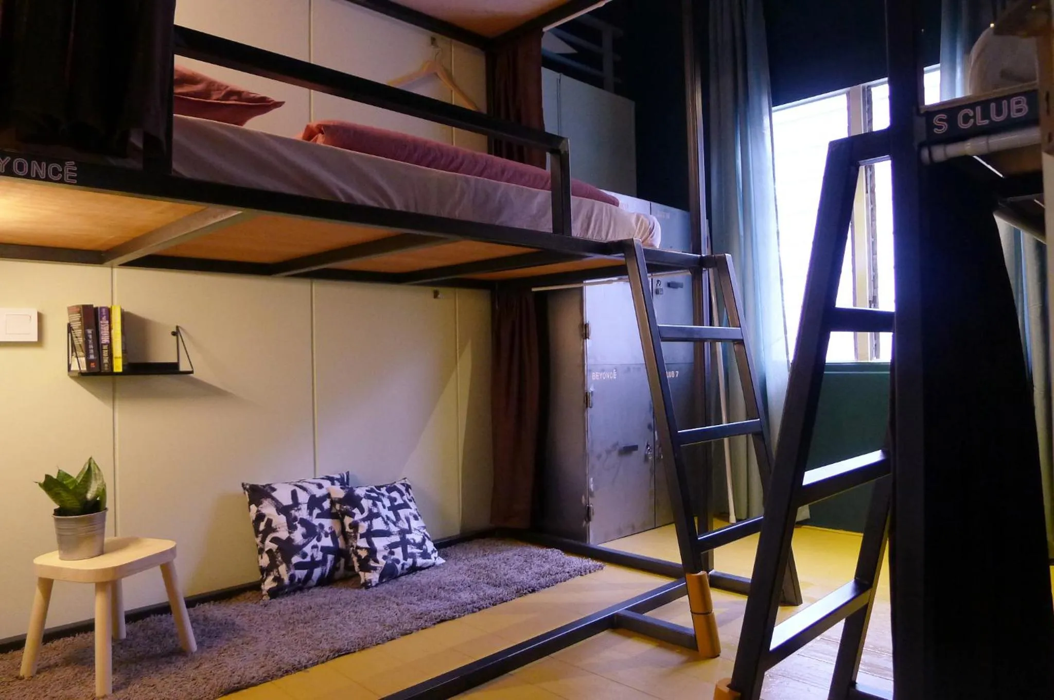 Seating area, Bed in Heahtitude - Children Not Allowed