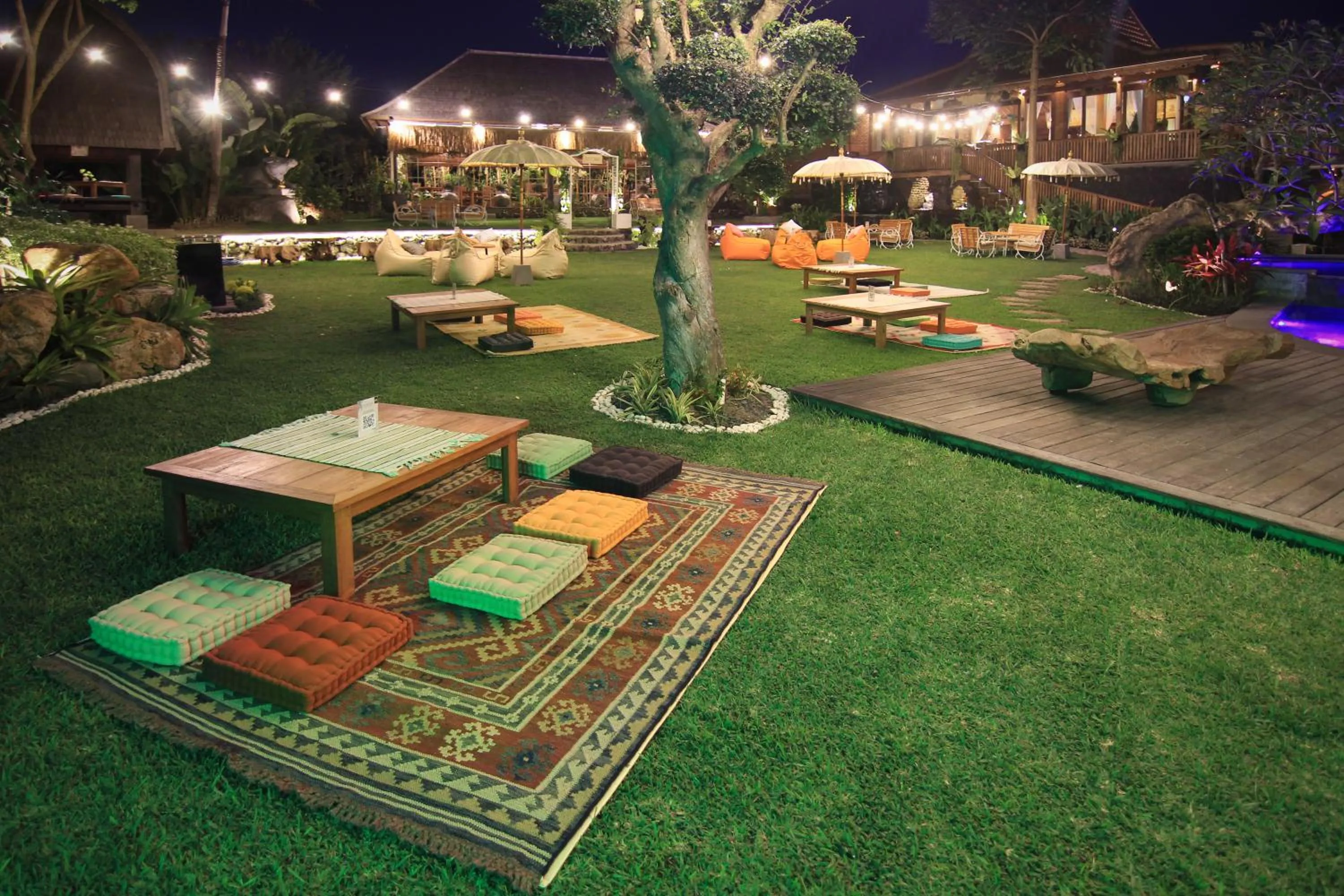 Garden in Taulan Villa by Social Hideout