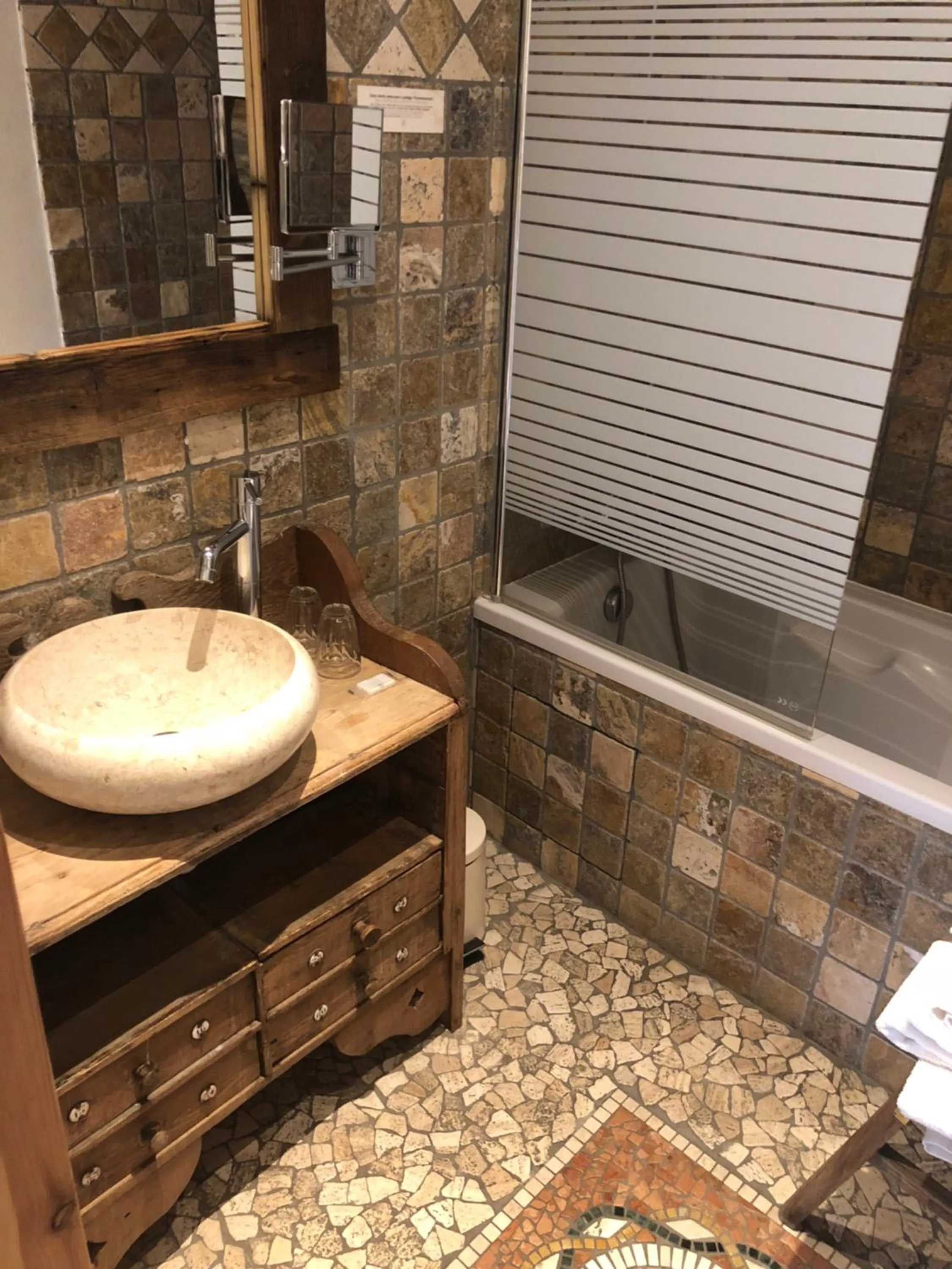 Bathroom in Hôtel Restaurant de la Chaussée