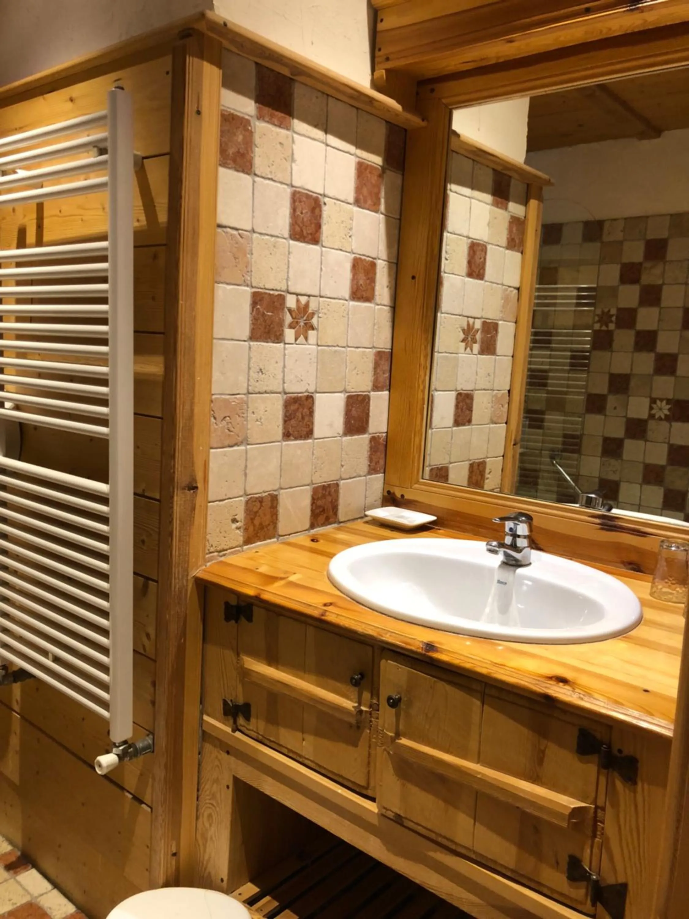 Toilet in Hôtel Restaurant de la Chaussée