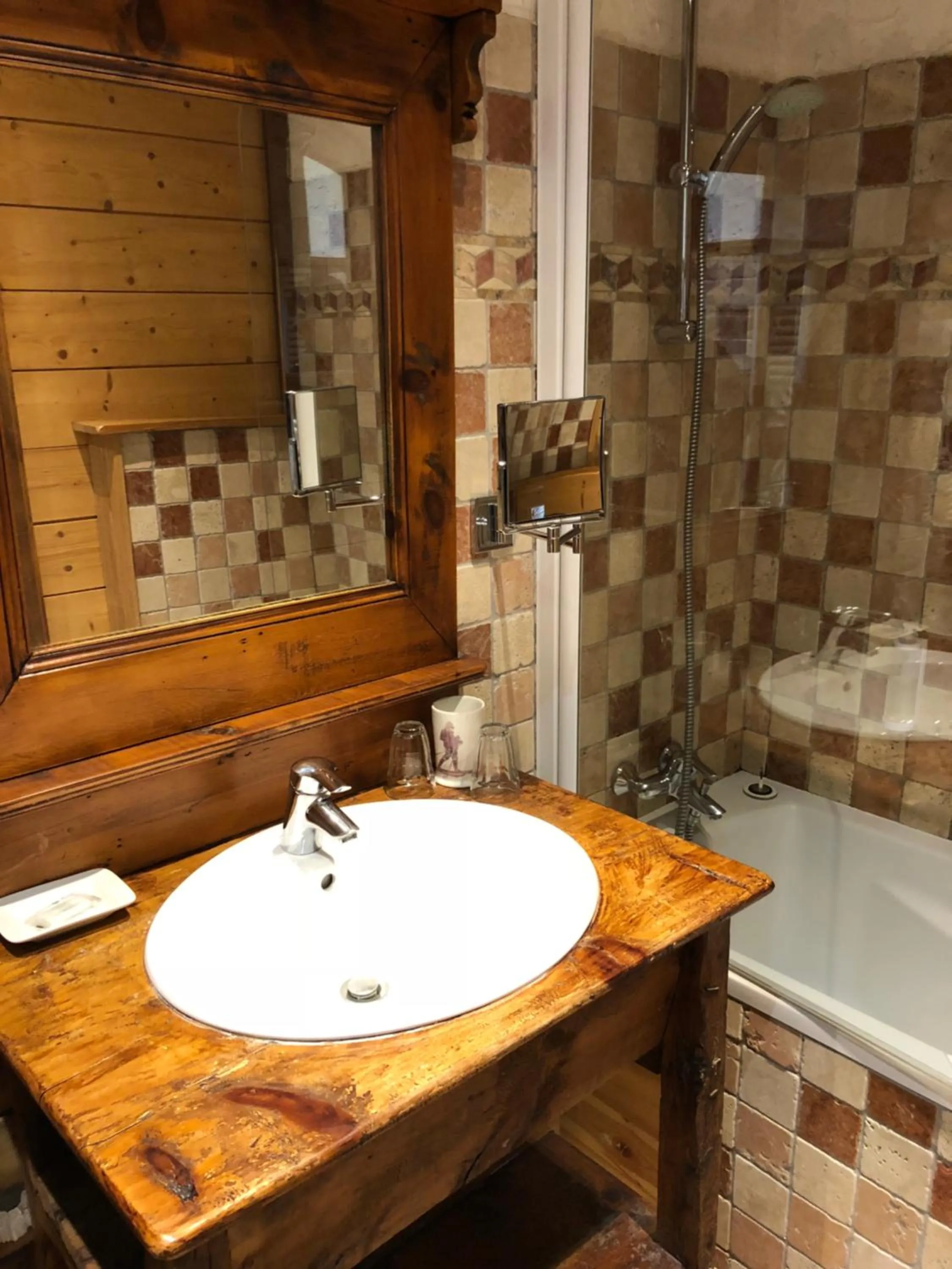 Toilet in Hôtel Restaurant de la Chaussée