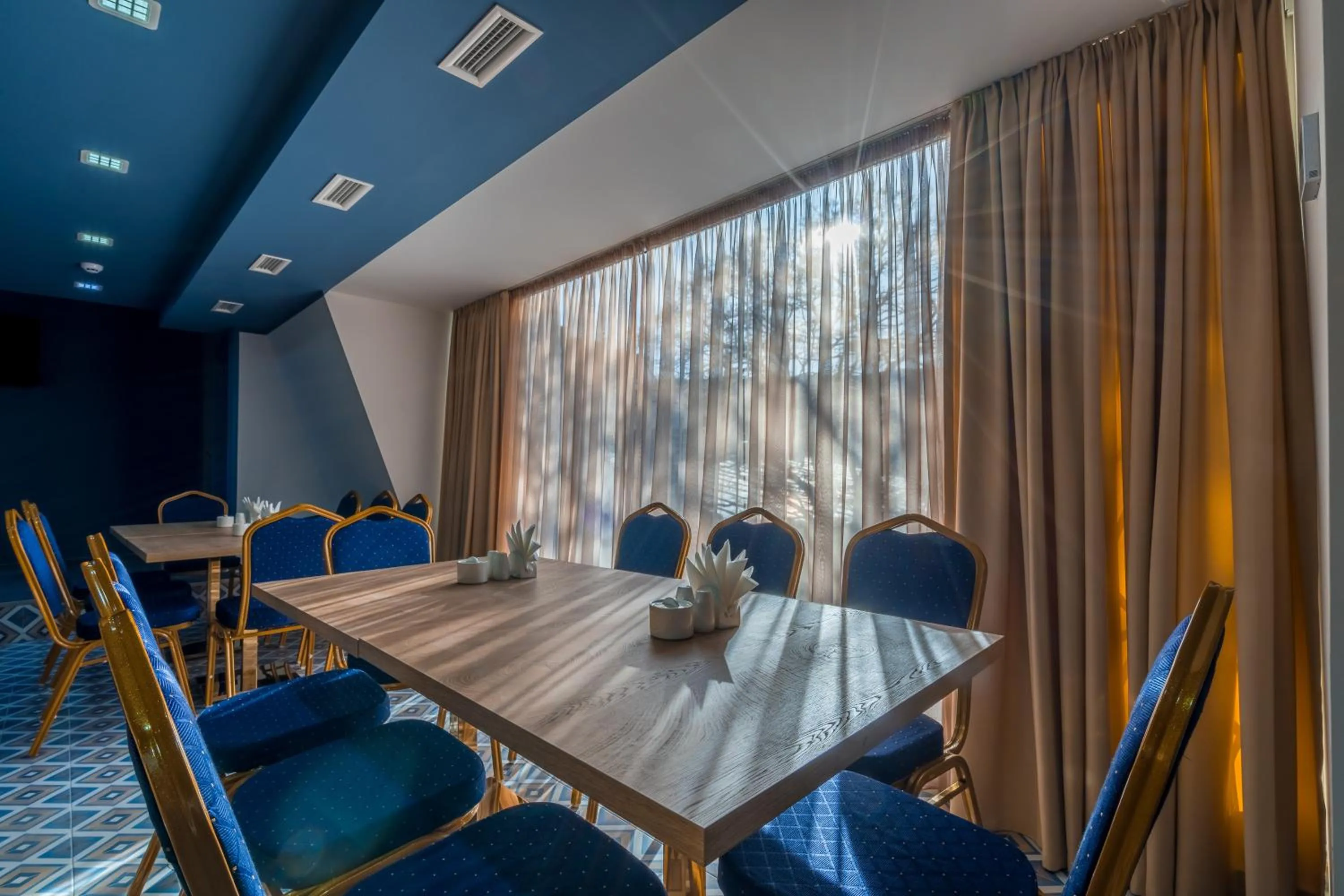 Restaurant/places to eat in Gladius Inn Boutique Hotel by DNT Group