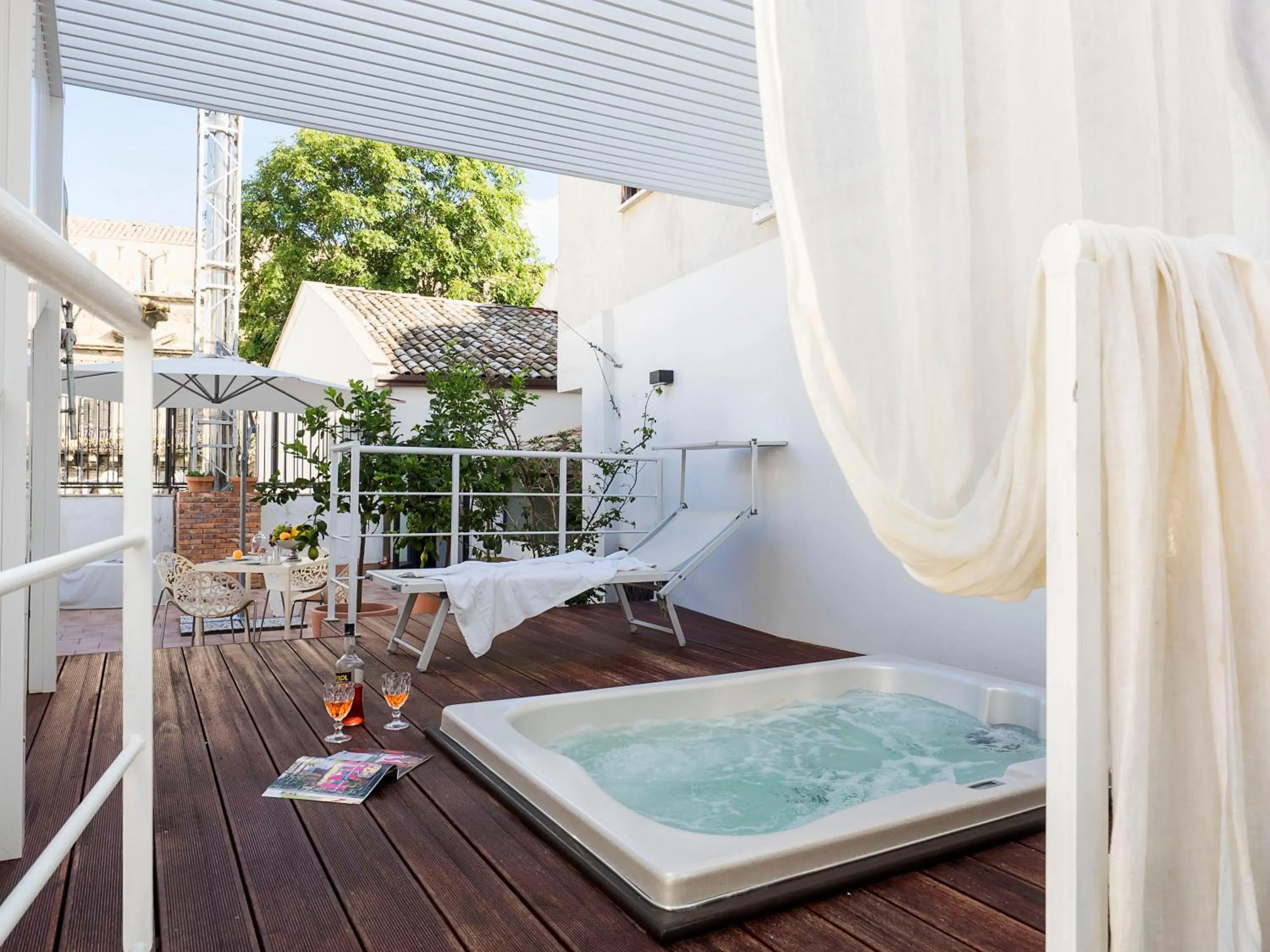 Hot Tub in Il Giardino di Ballarò Boutique B&B