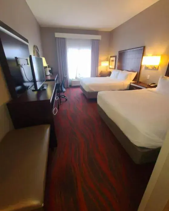 Bed in Holiday Inn Express & Suites Utica by IHG Bed in Holiday Inn Express & Suites Utica by IHG