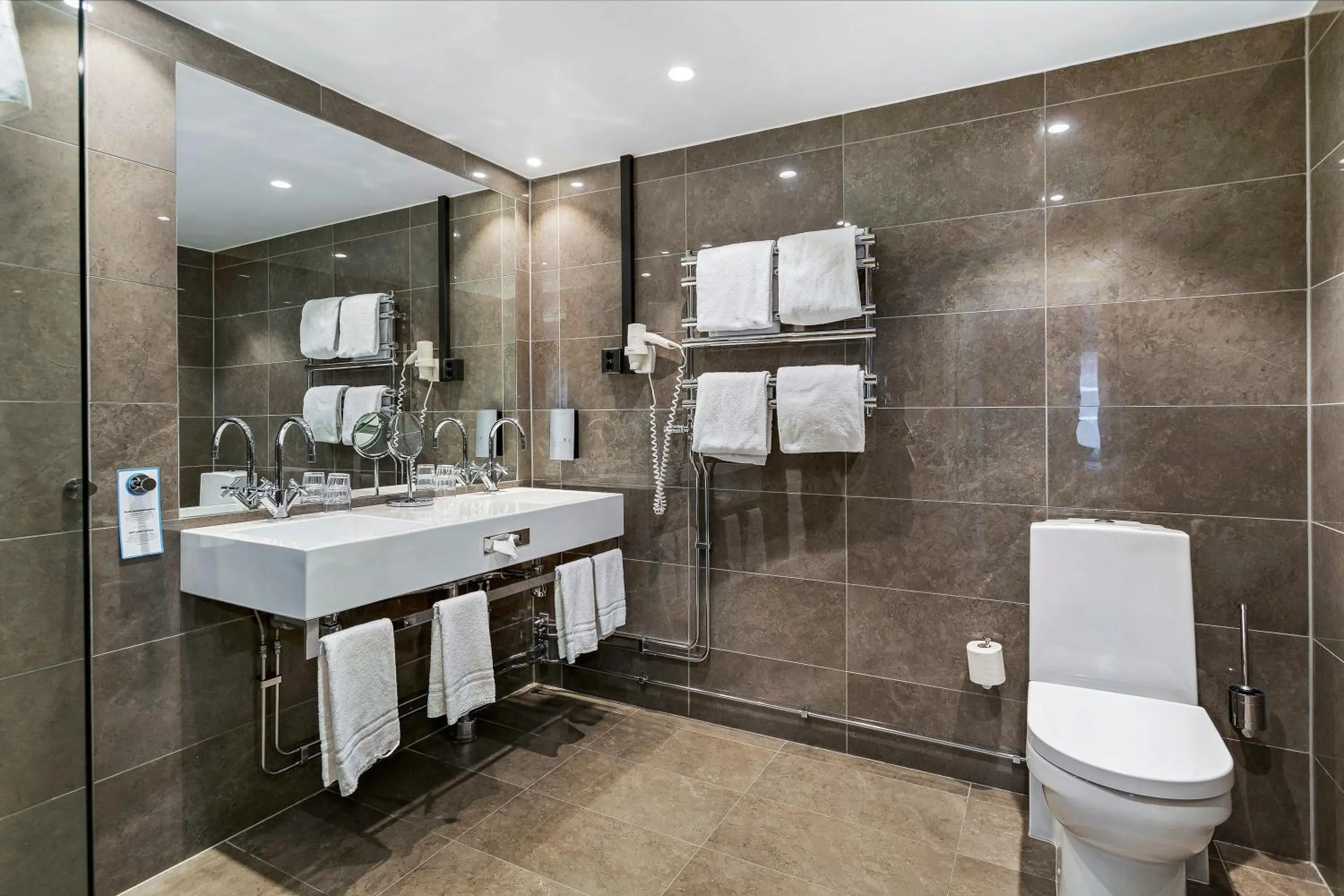 Toilet in Vimmerby Stadshotell, WorldHotels Crafted