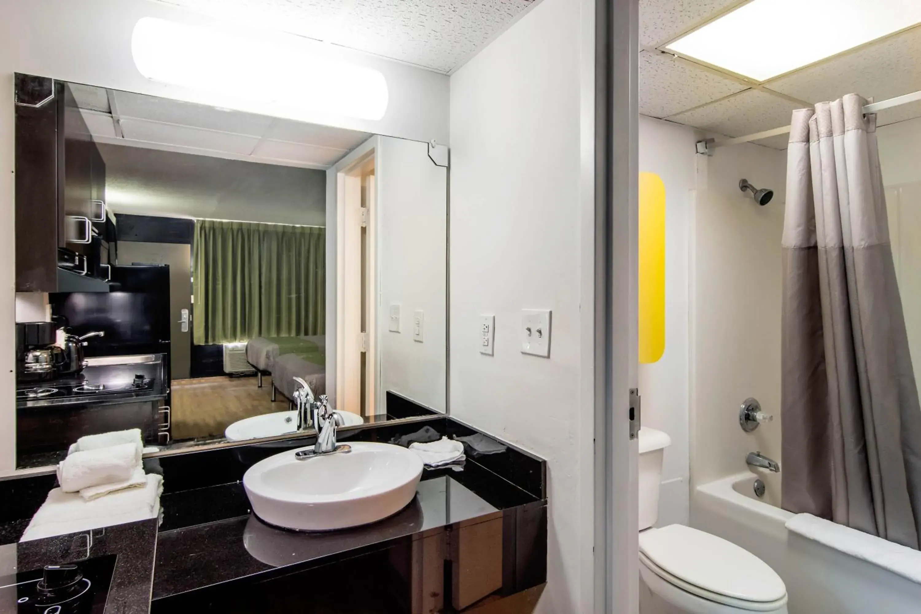 Quadruple Room - Disability Access - Non-Smoking in Studio 6 LaGrange Quadruple Room - Disability Access - Non-Smoking in Studio 6 LaGrange